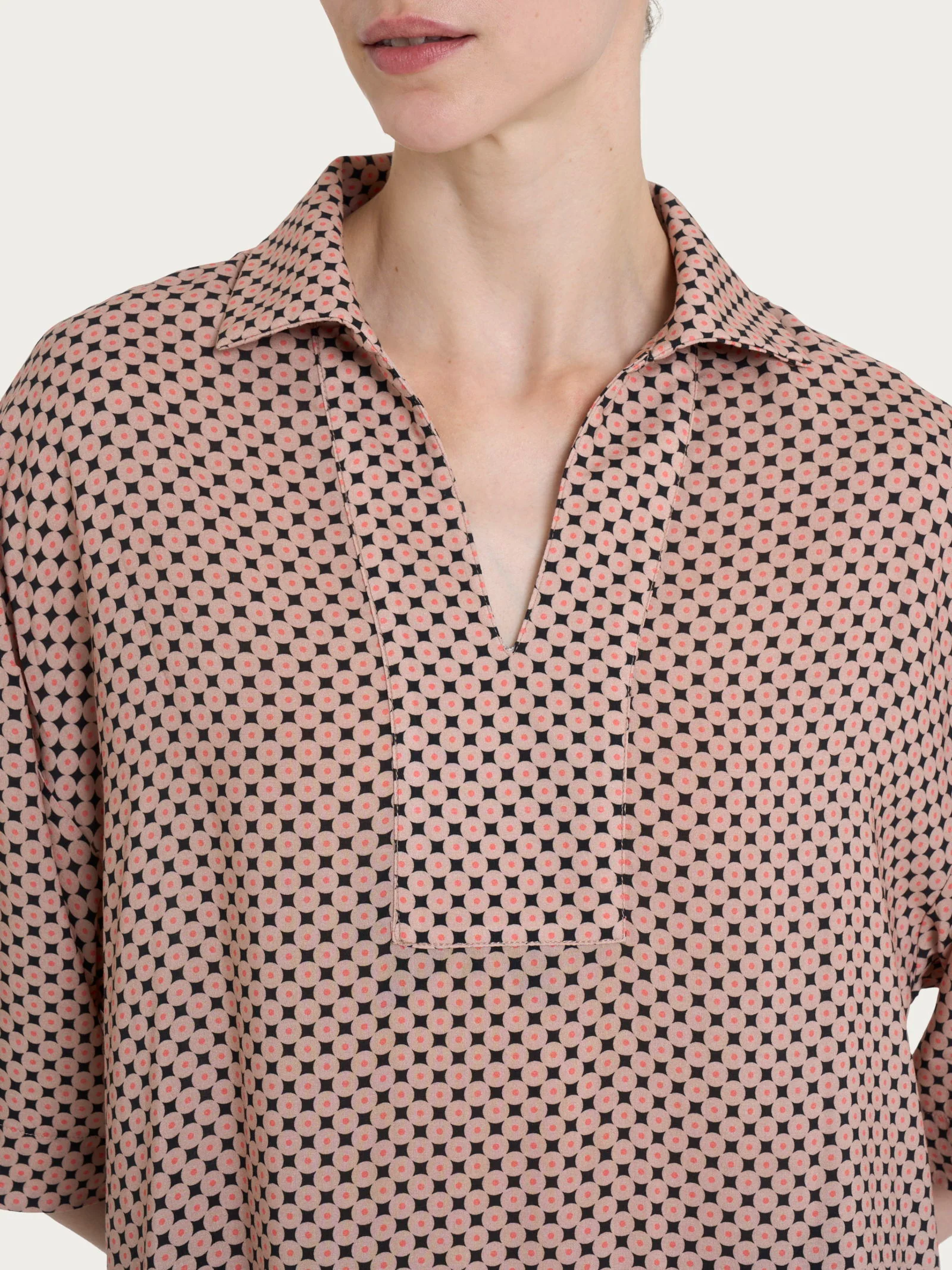 Blusa con colletto e micro pattern in Ecoseta - Fant.Nero - Image 3