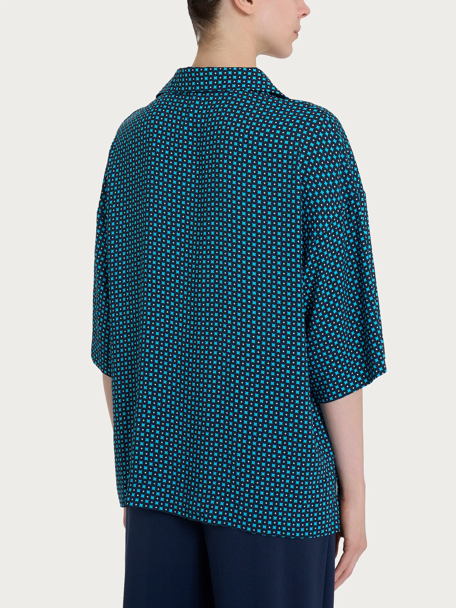Blusa con colletto e micro pattern in Ecoseta - Fant. Aquarius - Image 2