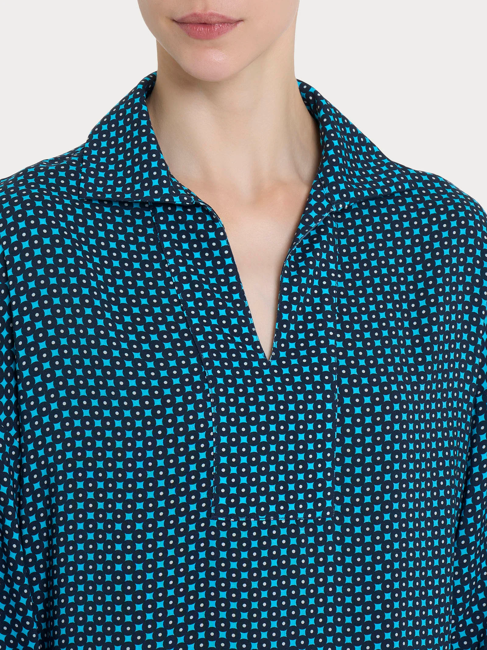Blusa con colletto e micro pattern in Ecoseta - Fant. Aquarius - Image 3