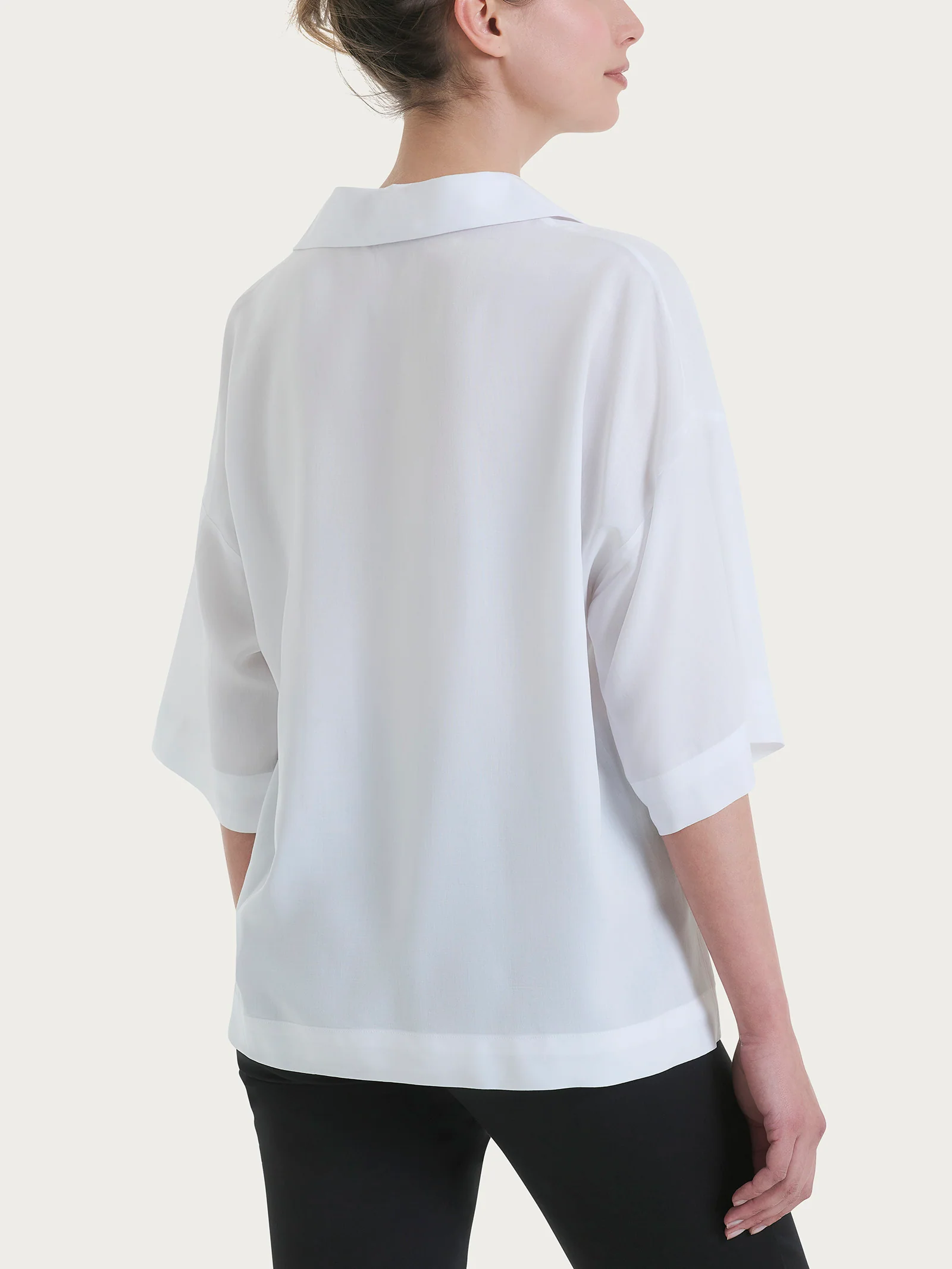 Blusa con colletto polo in EcoSeta - Bianco - Image 2