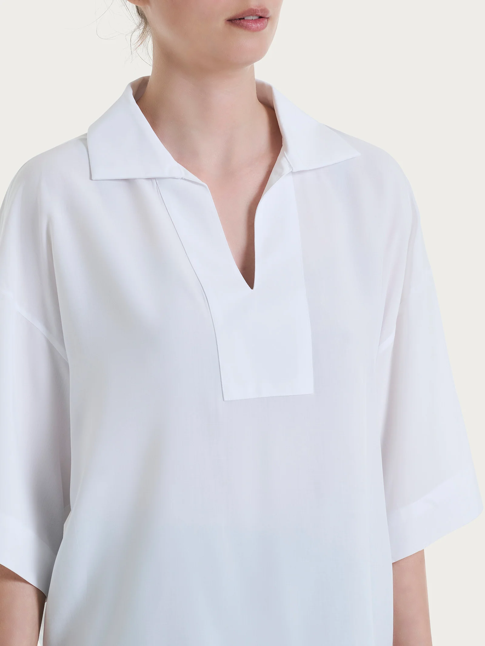 Blusa con colletto polo in EcoSeta - Bianco - Image 3