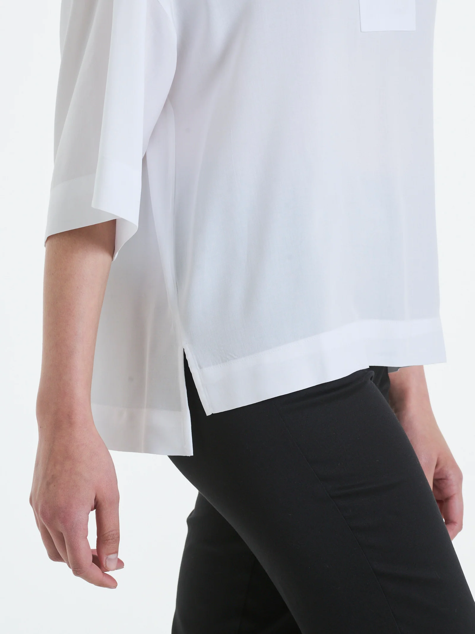 Blusa con colletto polo in EcoSeta - Bianco - Image 4