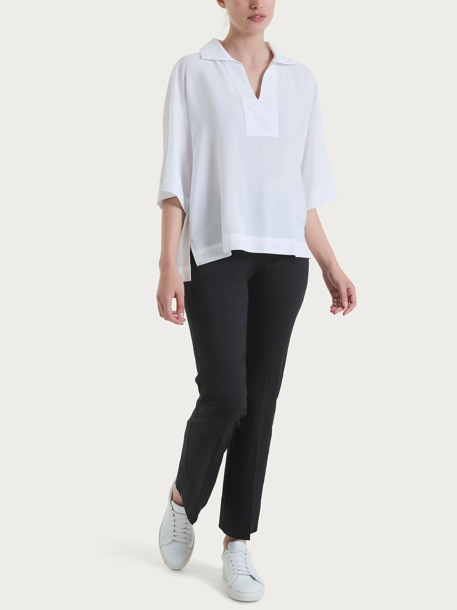 Blusa con colletto polo in EcoSeta - Bianco - Image 5