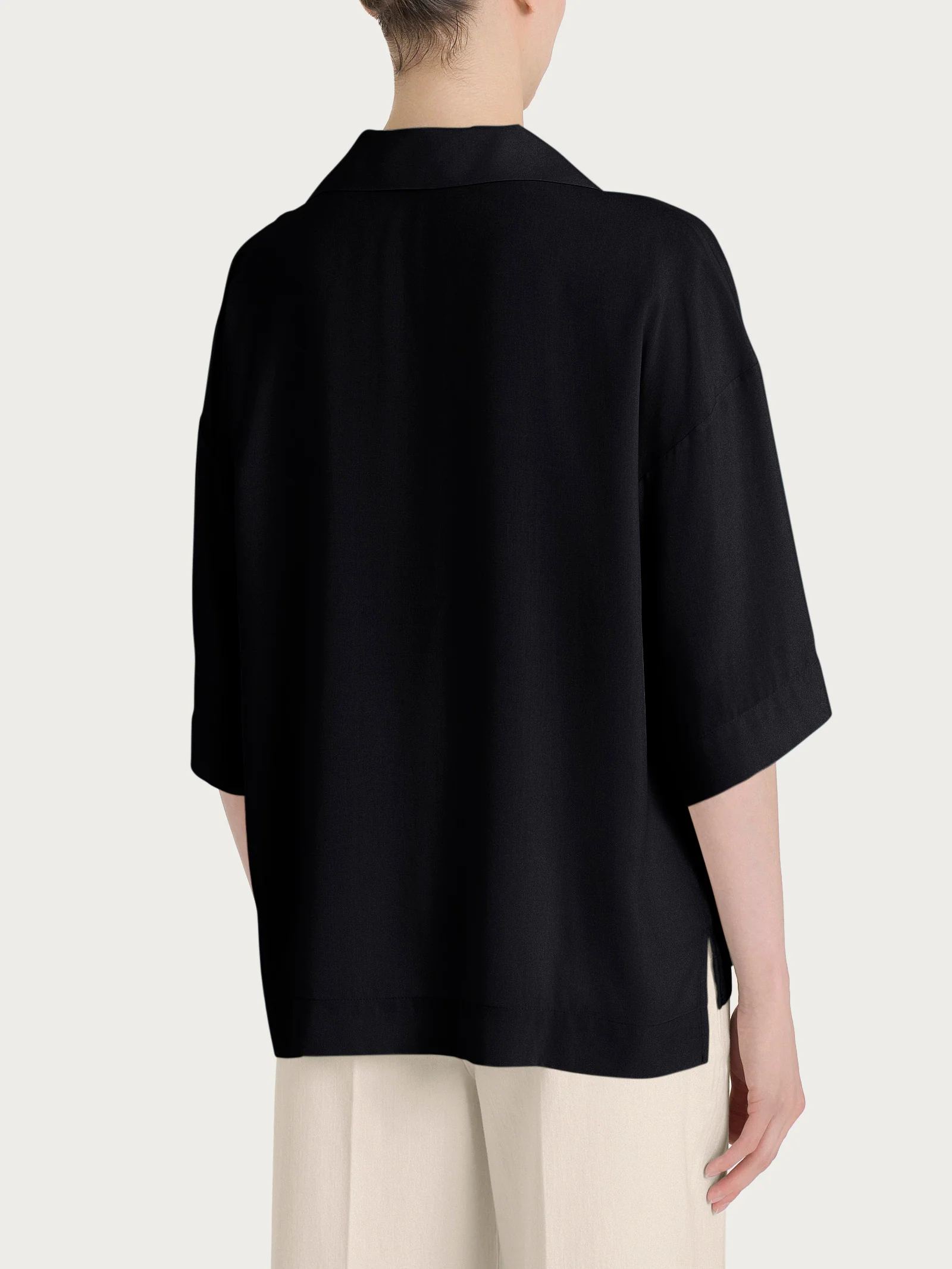 Blusa con colletto polo in EcoSeta - Nero - Image 2