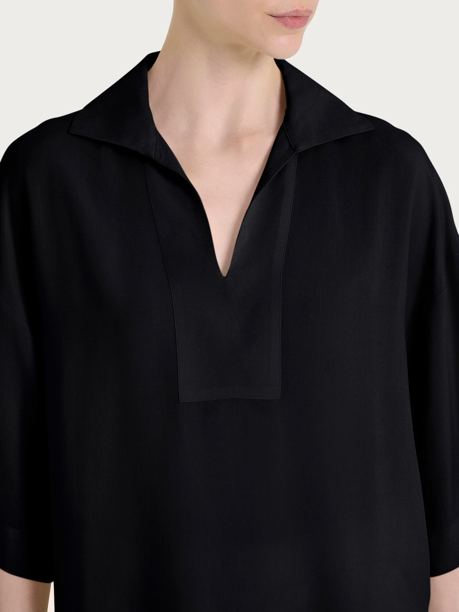 Blusa con colletto polo in EcoSeta - Nero - Image 3