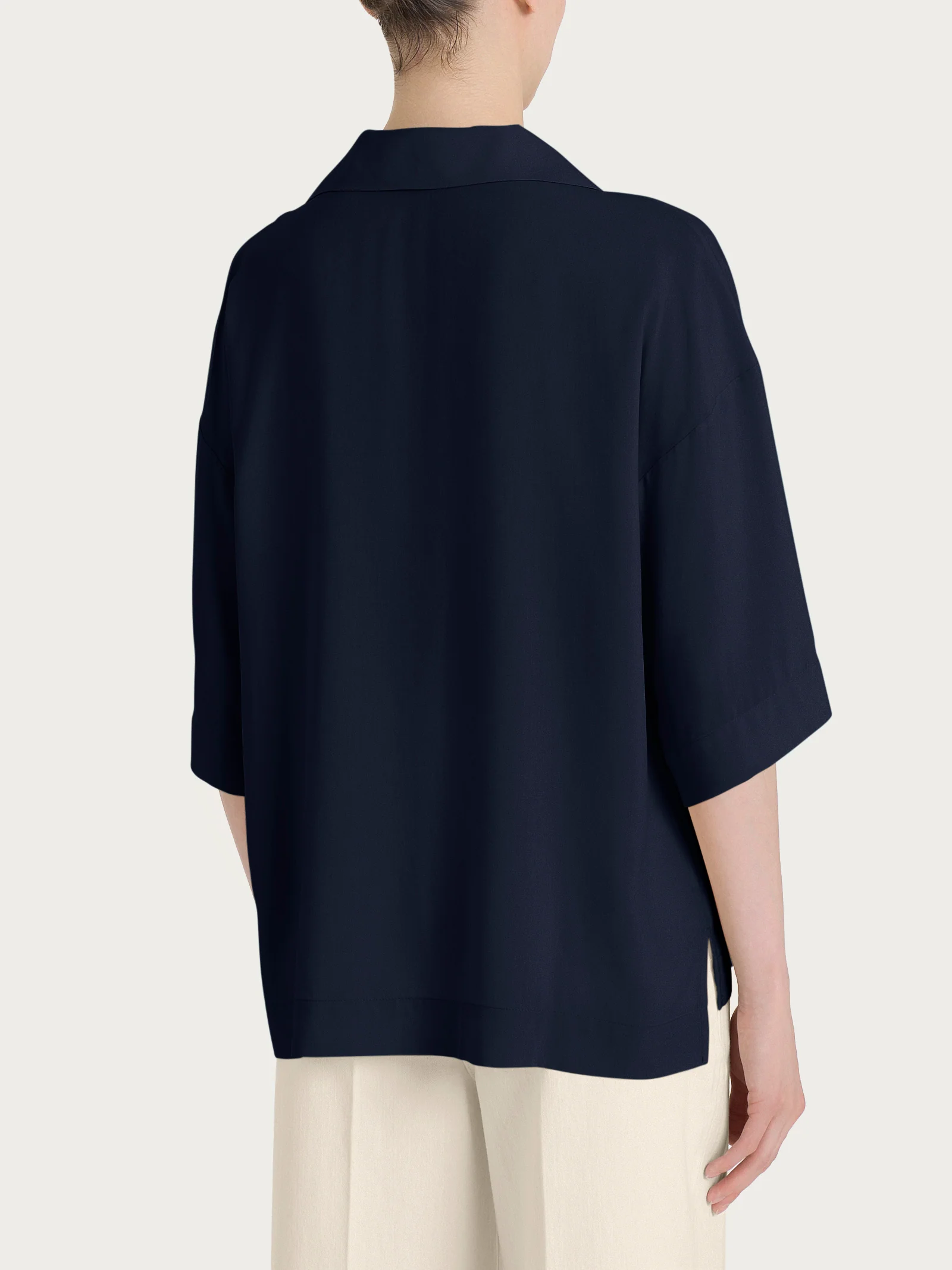 Blusa con colletto polo in EcoSeta - Bleu - Image 2