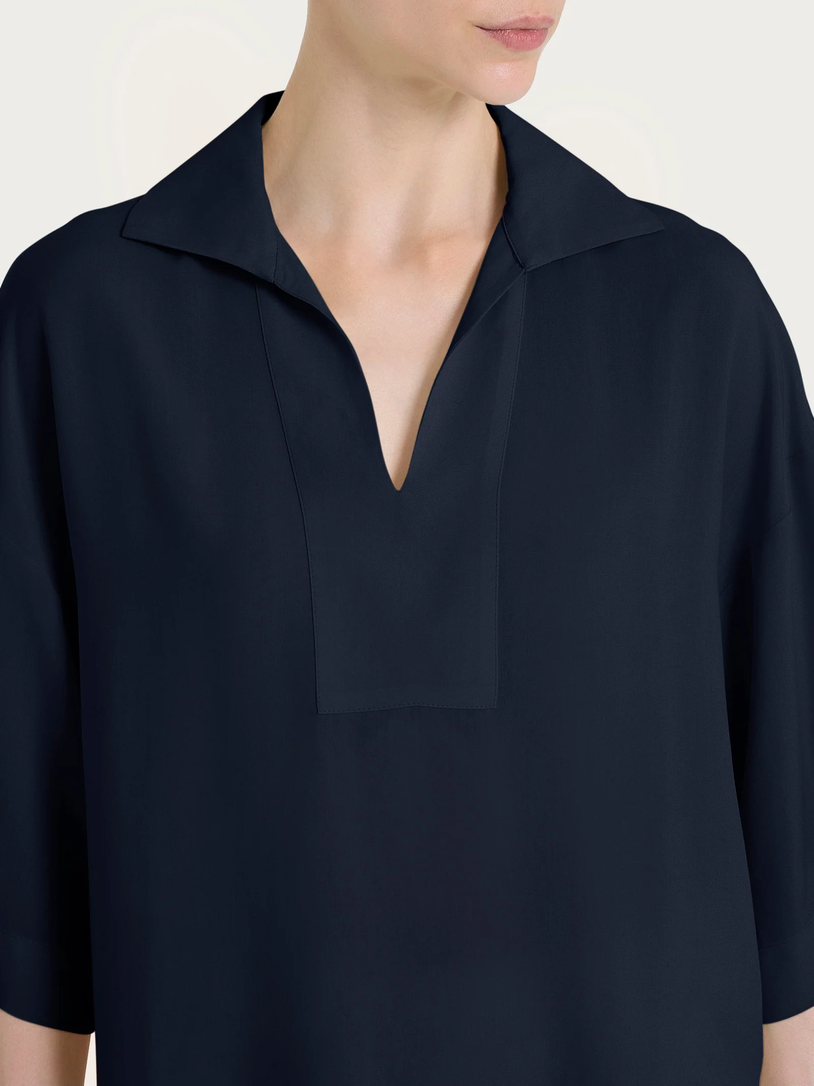 Blusa con colletto polo in EcoSeta - Bleu - Image 3