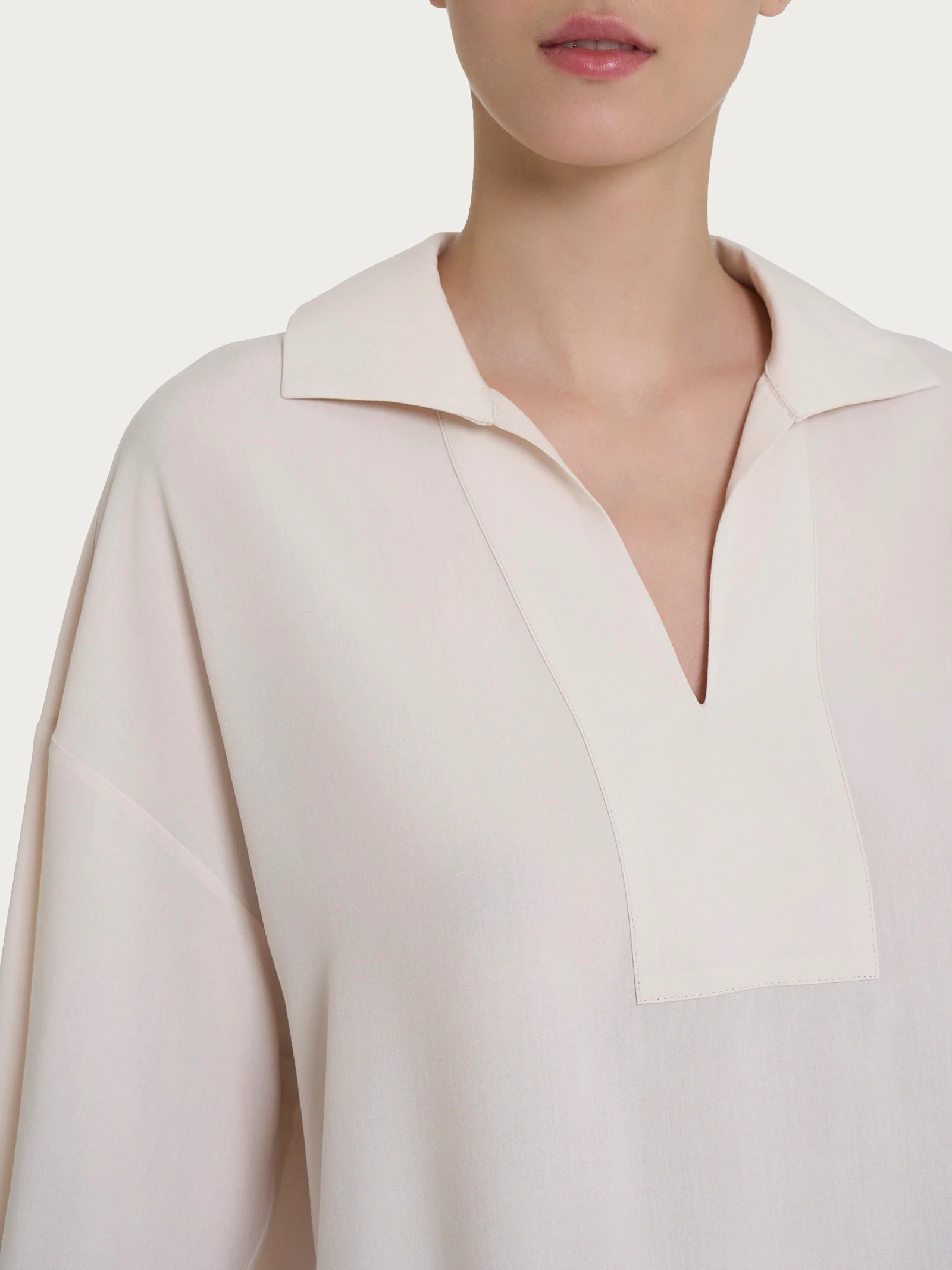 Blusa con colletto polo in EcoSeta - Champignon - Image 3