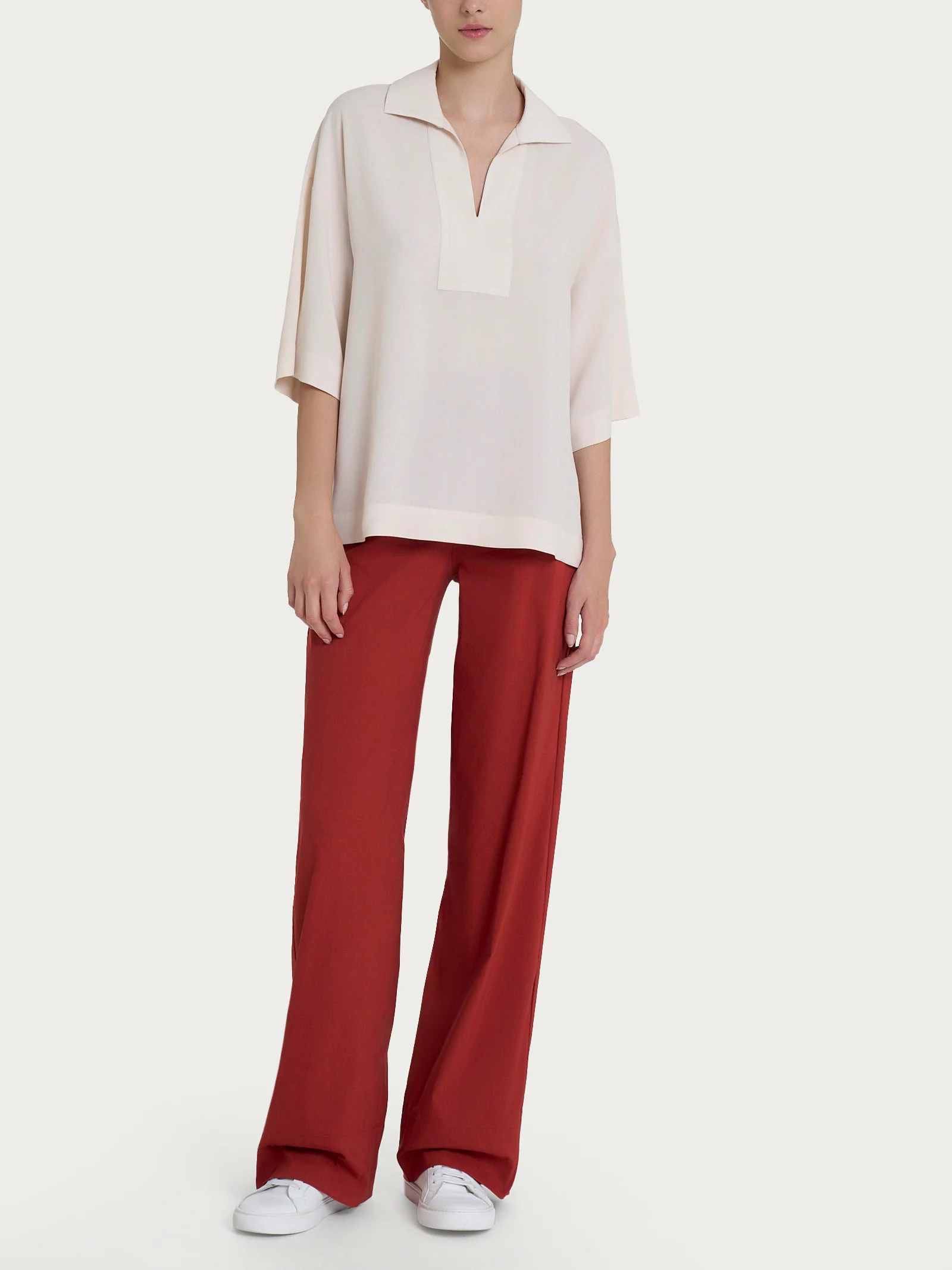 Blusa con colletto polo in EcoSeta - Champignon - Image 4