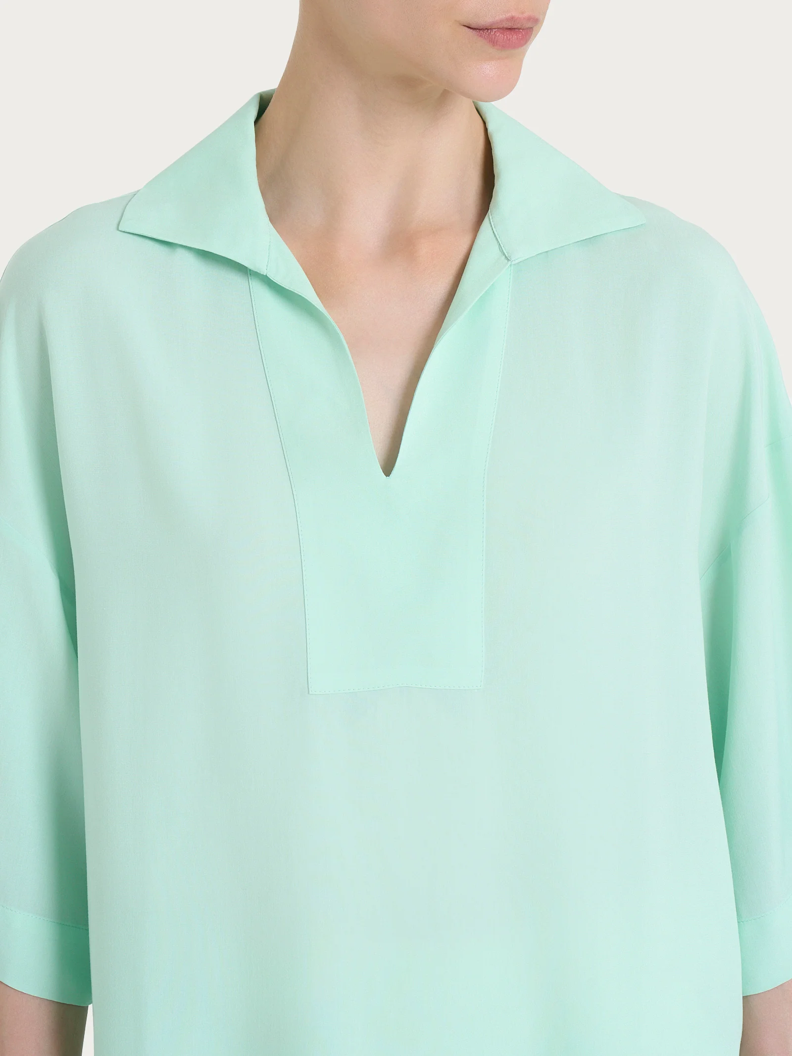 Blusa con colletto polo in EcoSeta - Bird's Egg Green - Image 3