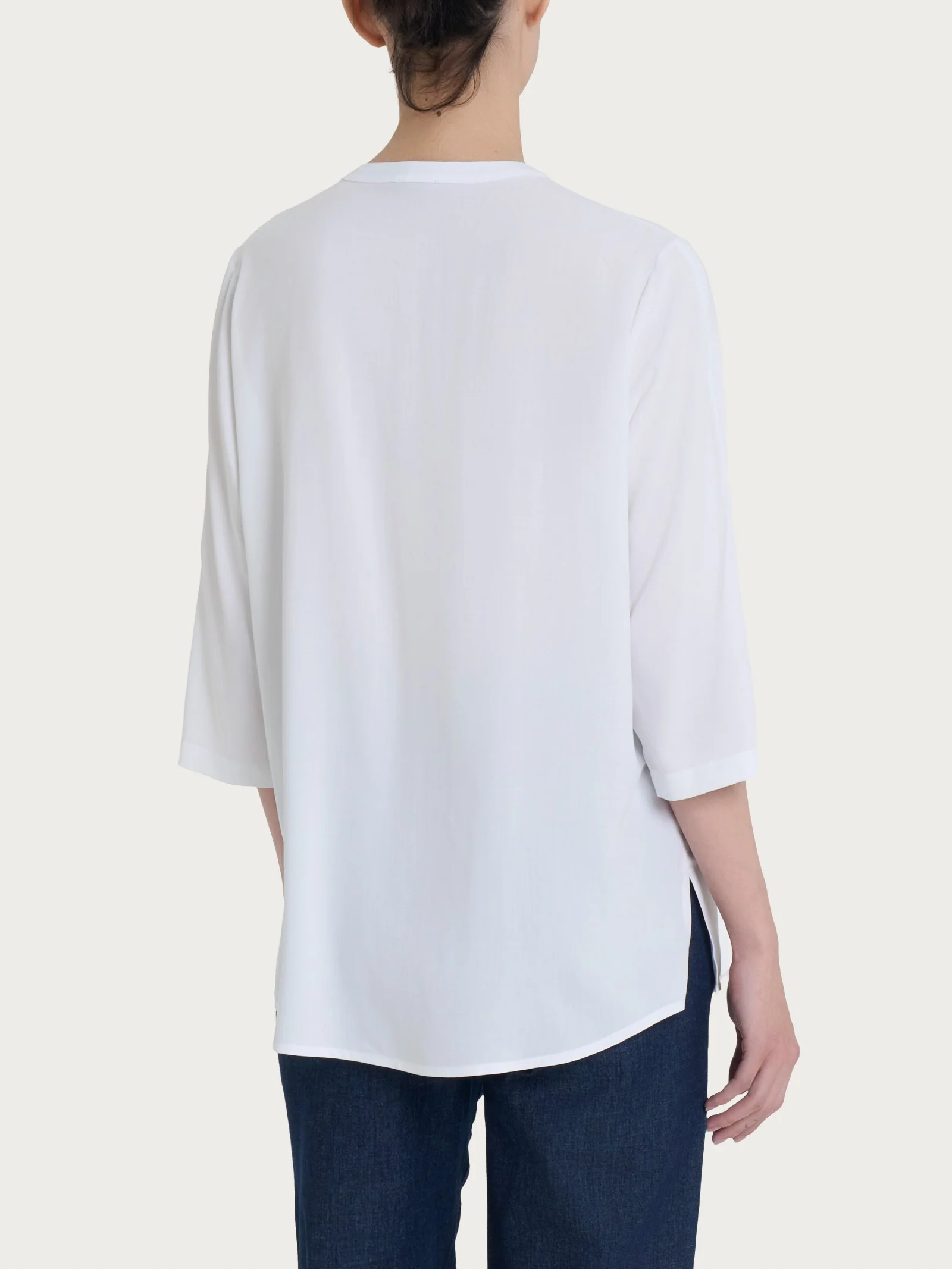 Blusa con collo alla coreana e manica 3/4 in Ecoseta - Bianco - Image 2
