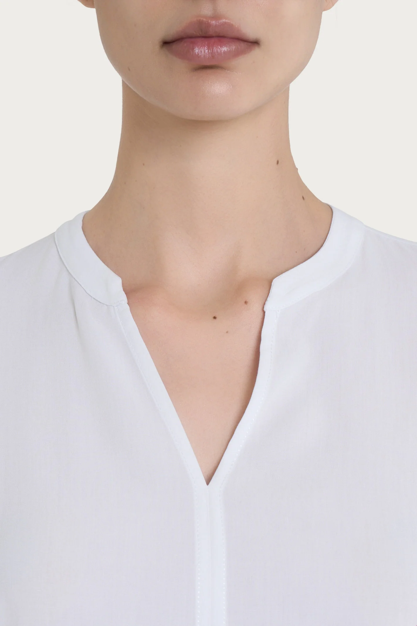 Blusa con collo alla coreana e manica 3/4 in Ecoseta - Bianco - Image 3