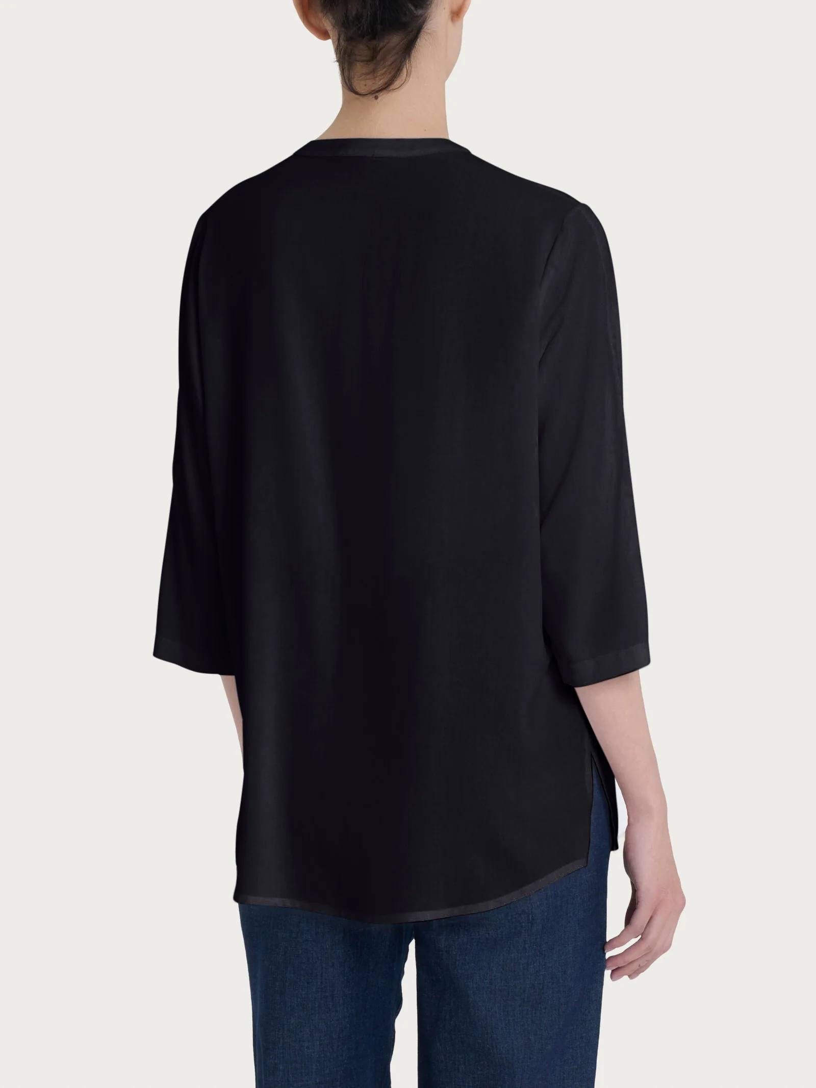 Blusa con collo alla coreana e manica 3/4 in Ecoseta - Nero - Image 2