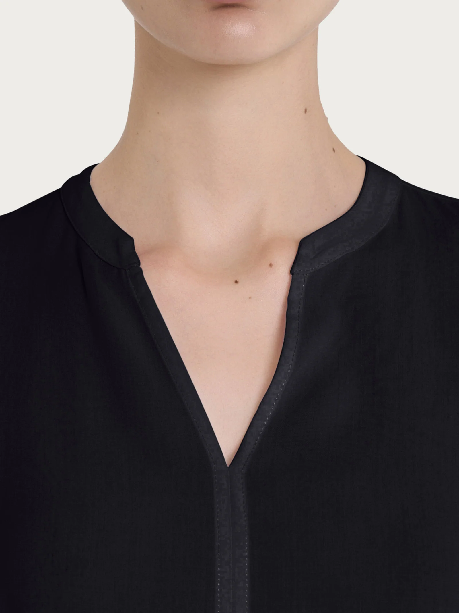 Blusa con collo alla coreana e manica 3/4 in Ecoseta - Nero - Image 3