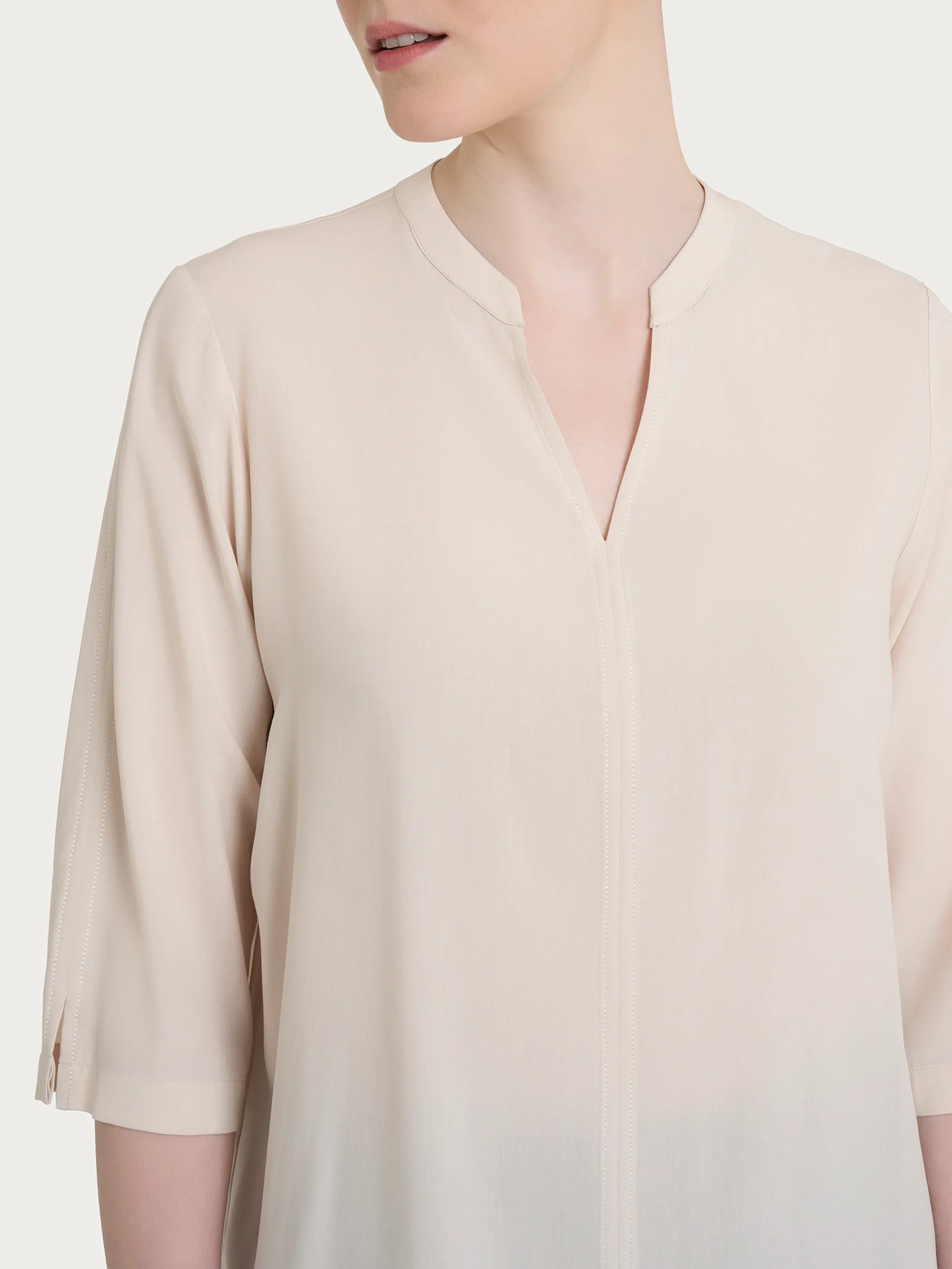 Blusa con collo alla coreana e manica 3/4 in Ecoseta - Champignon - Image 3