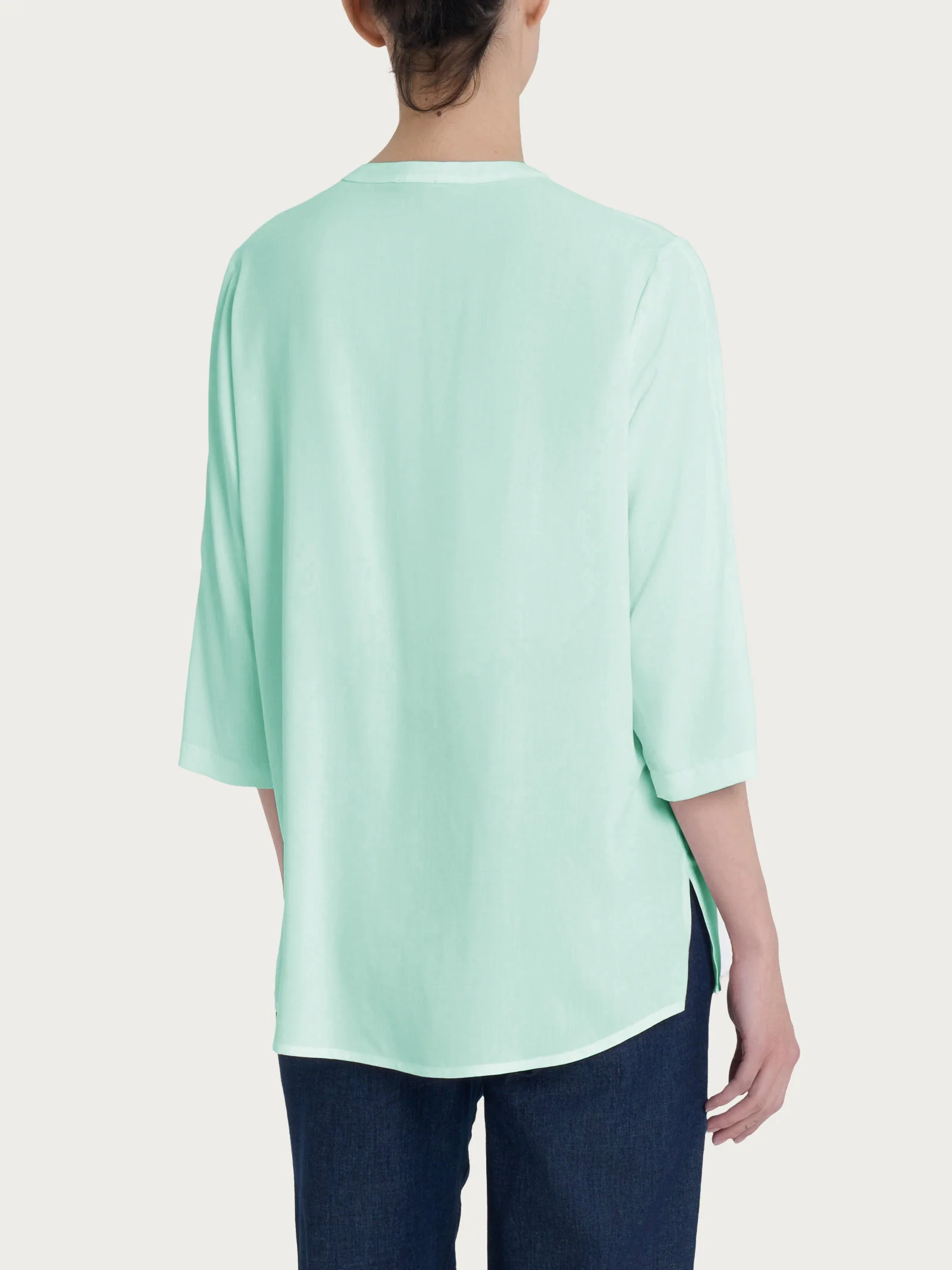 Blusa con collo alla coreana e manica 3/4 in Ecoseta - Bird's Egg Green - Image 2
