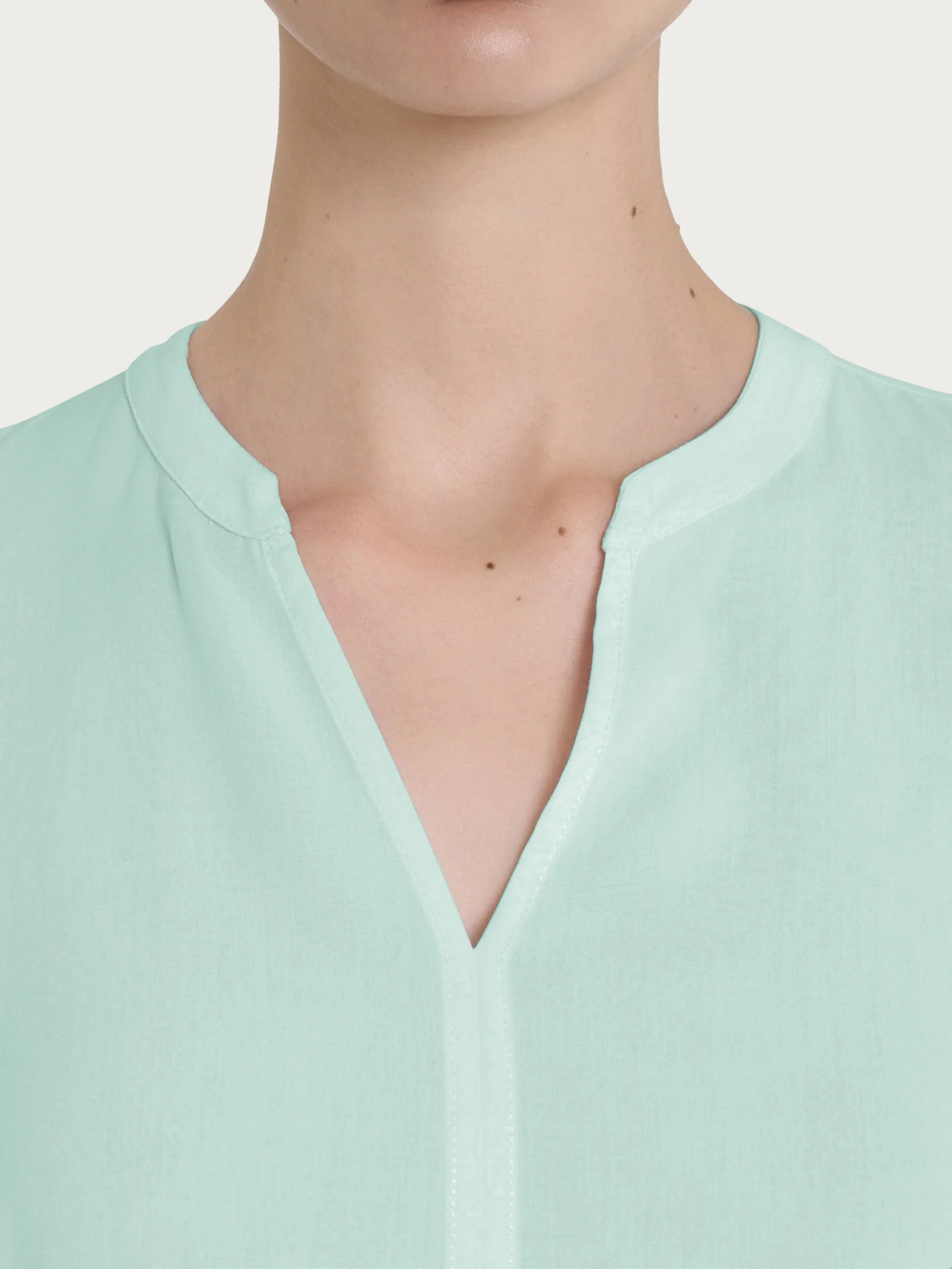 Blusa con collo alla coreana e manica 3/4 in Ecoseta - Bird's Egg Green - Image 3