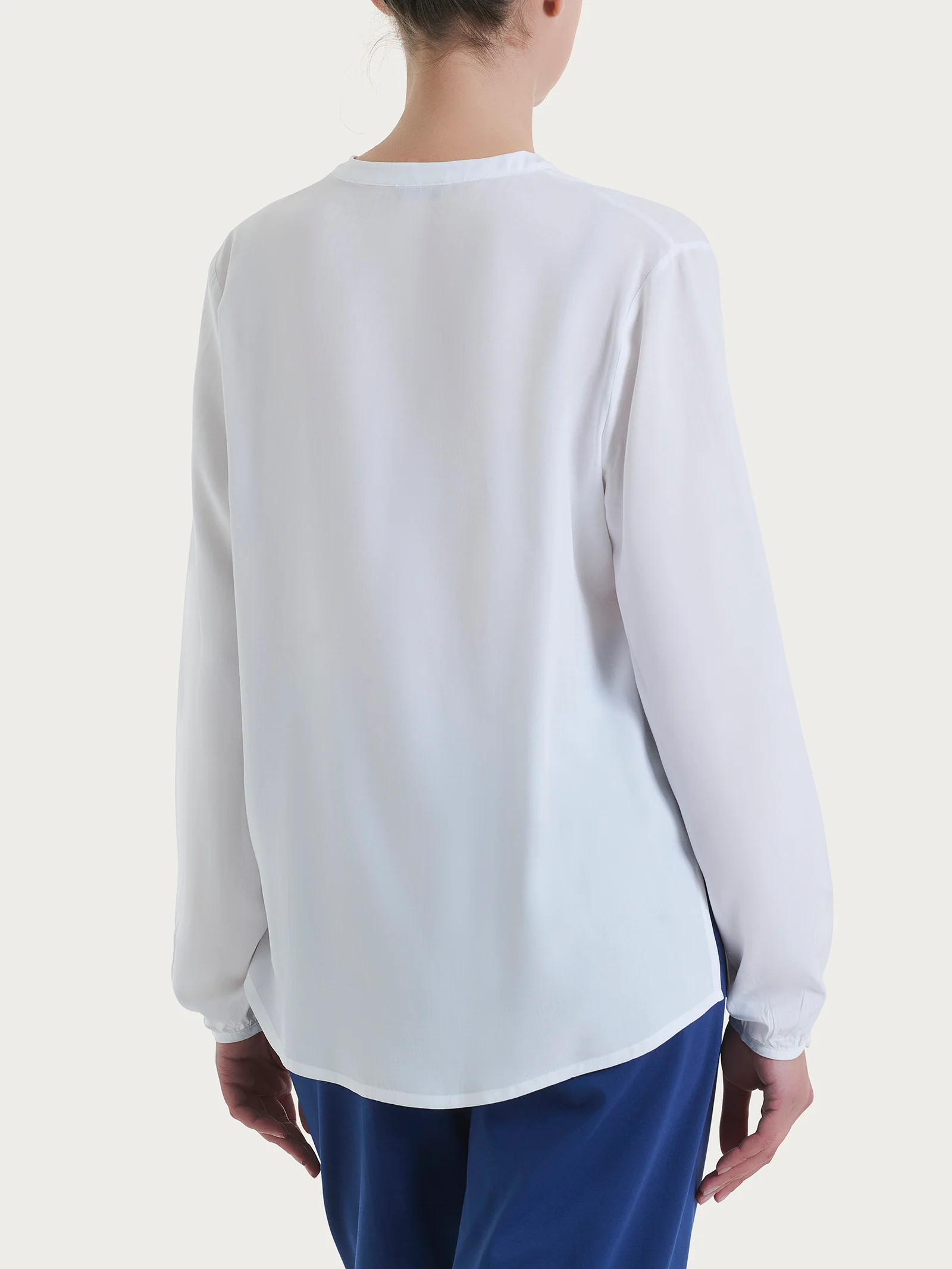 Blusa con collo alla coreana e manica lunga in Ecoseta - Bianco - Image 2