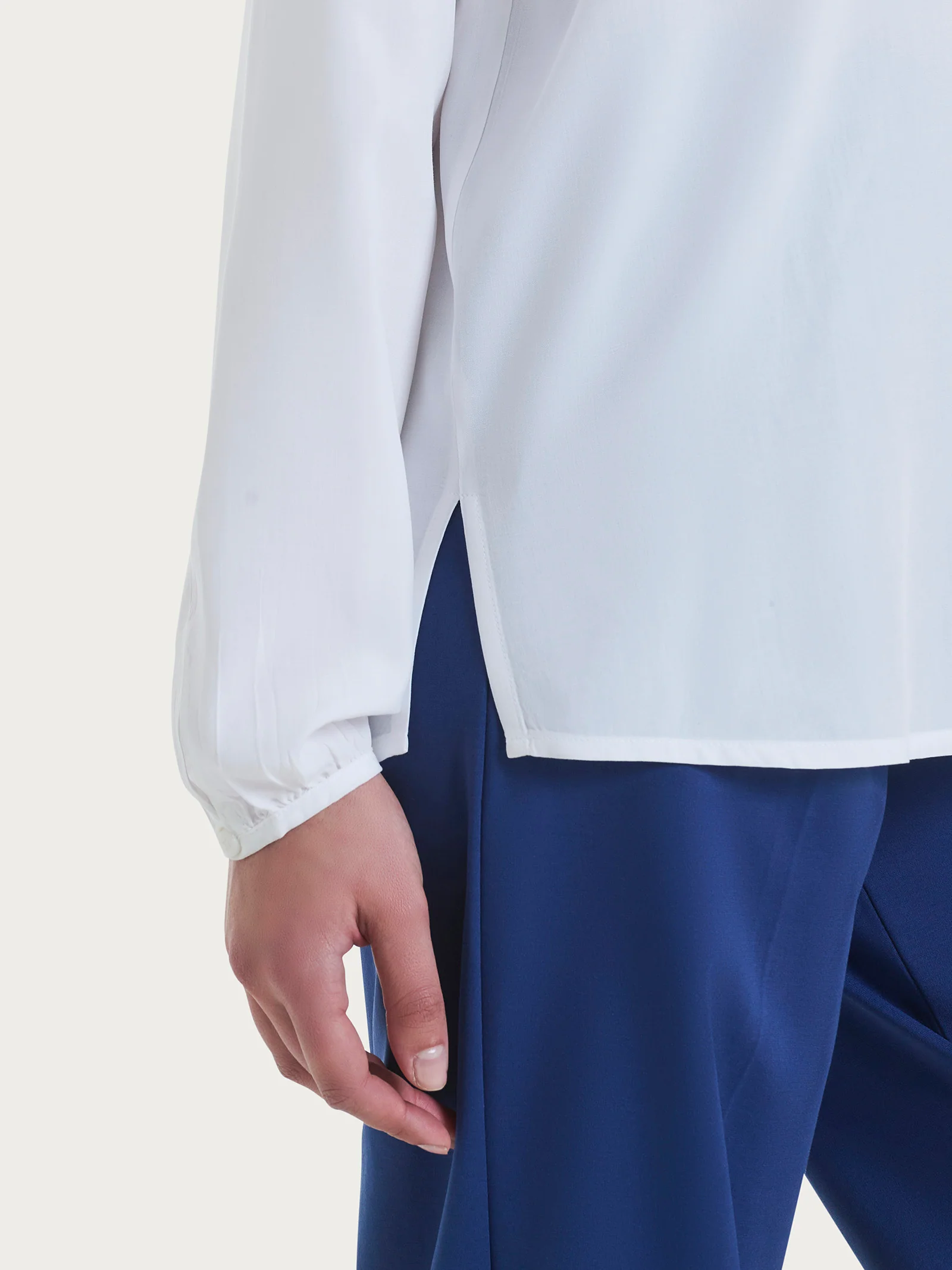 Blusa con collo alla coreana e manica lunga in Ecoseta - Bianco - Image 3