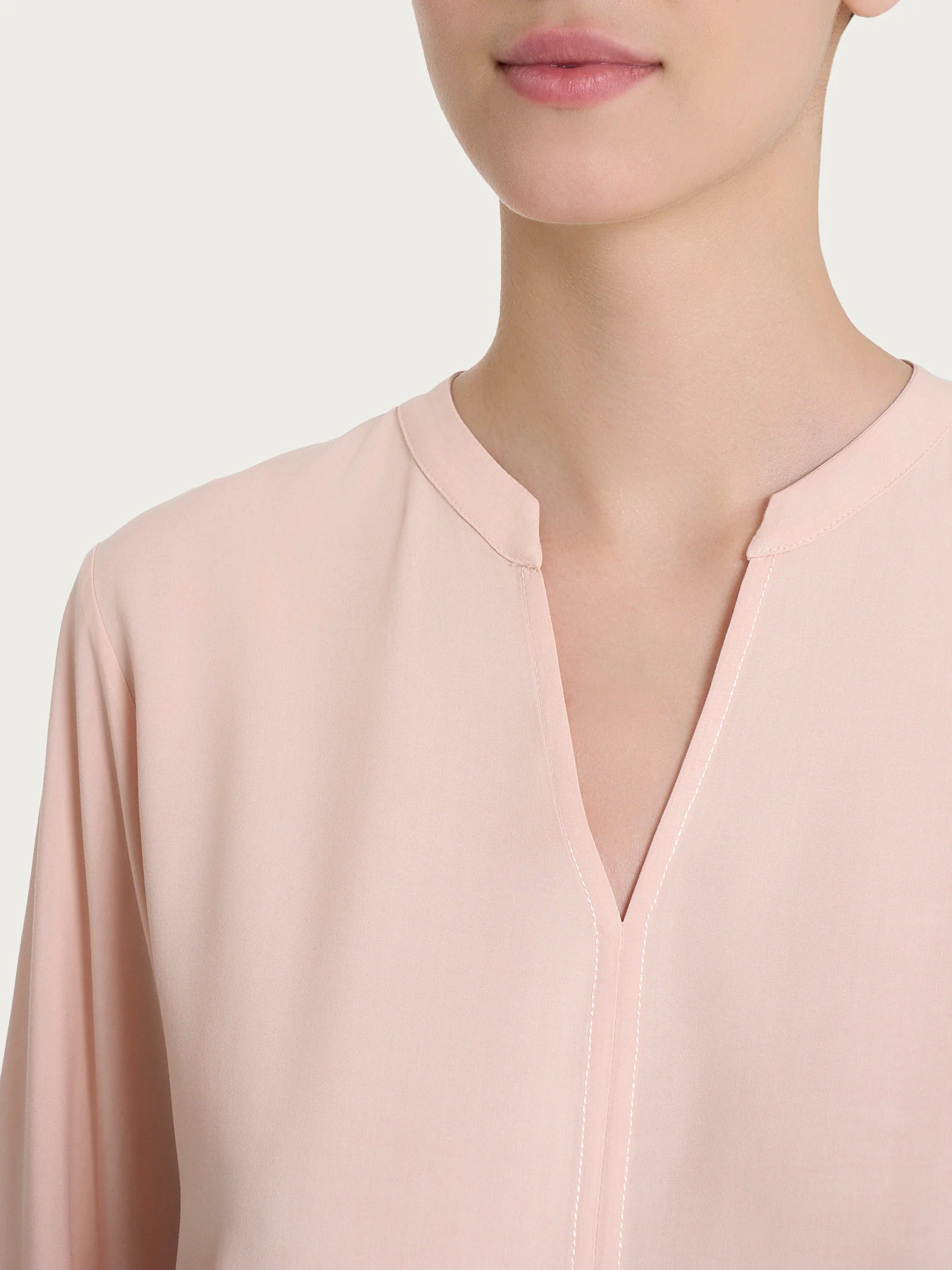 Blusa con collo alla coreana e manica lunga in Ecoseta - Cameo Rose - Image 2