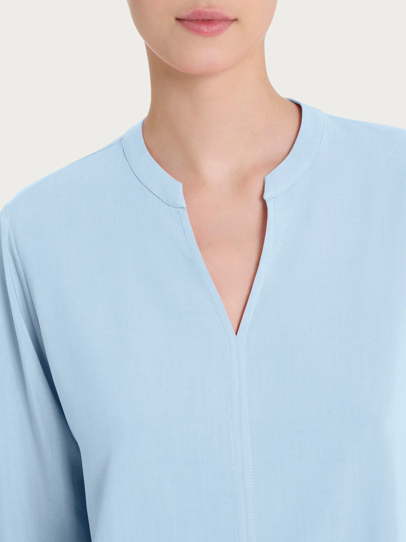 Blusa con collo alla coreana e manica lunga in Ecoseta - Skyway - Image 3