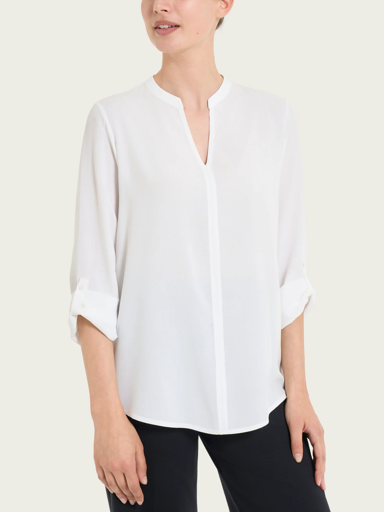 Blusa con collo alla coreana e manica risvoltabile in Ecoseta - Bianco - Image 2