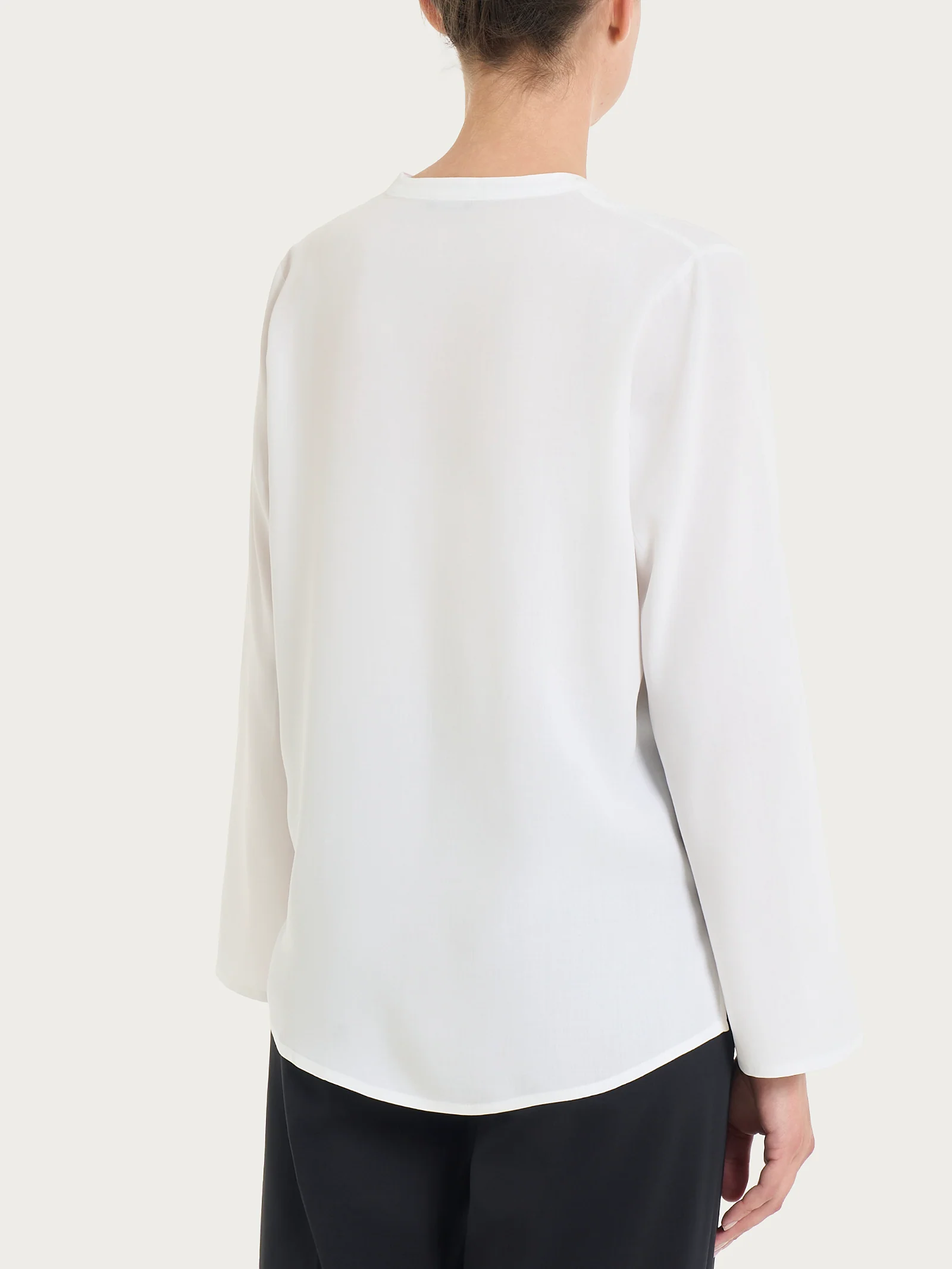 Blusa con collo alla coreana e manica risvoltabile in Ecoseta - Bianco - Image 3