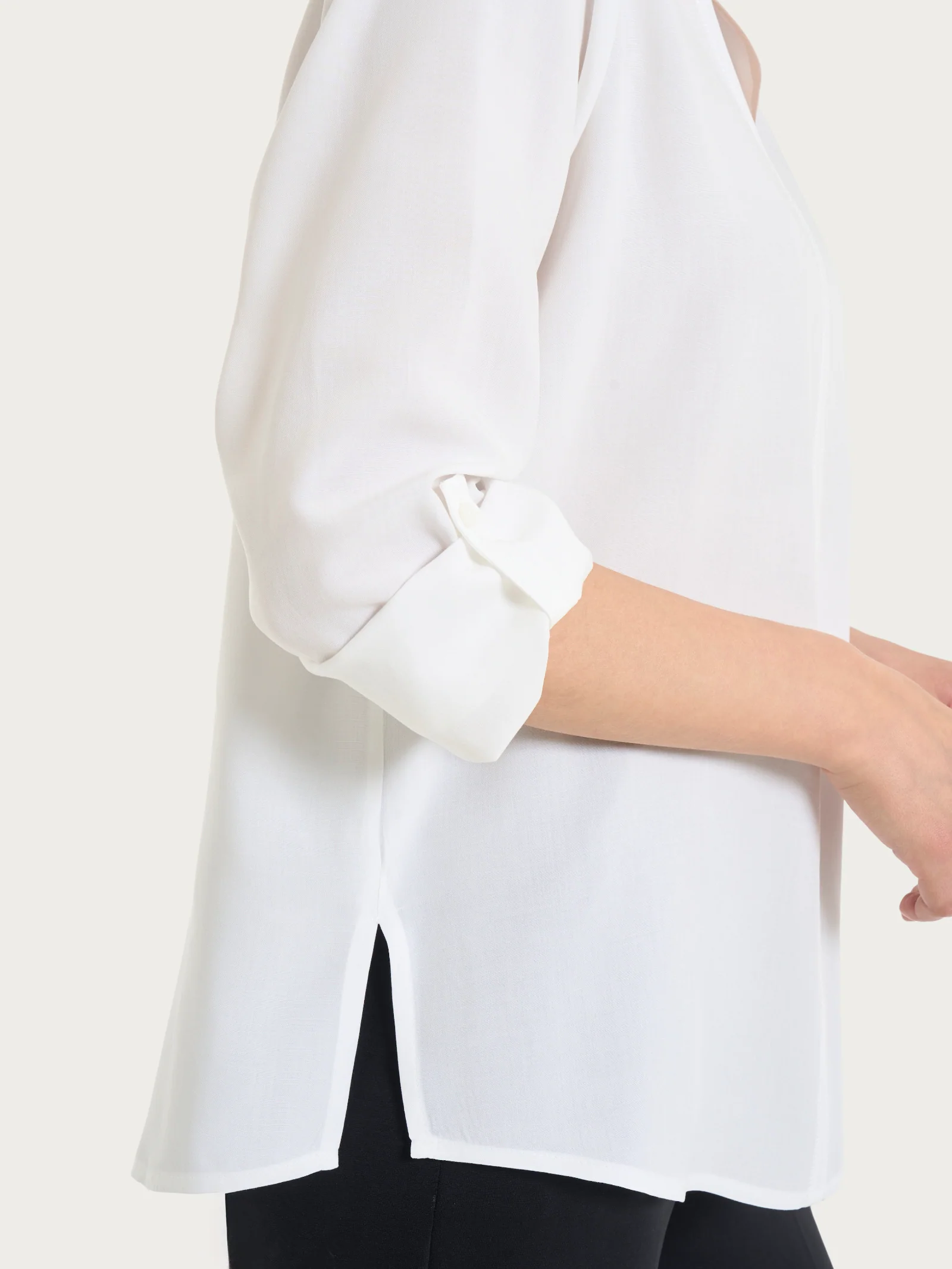 Blusa con collo alla coreana e manica risvoltabile in Ecoseta - Bianco - Image 4