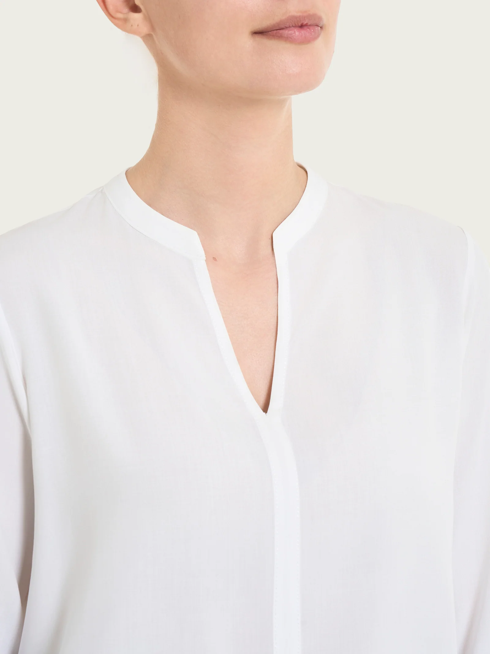 Blusa con collo alla coreana e manica risvoltabile in Ecoseta - Bianco - Image 5