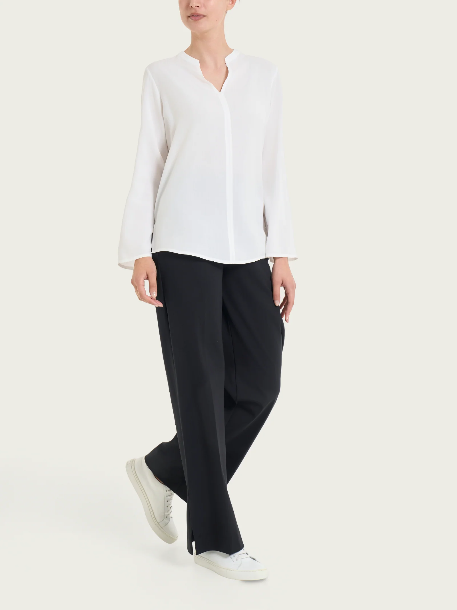 Blusa con collo alla coreana e manica risvoltabile in Ecoseta - Bianco - Image 6