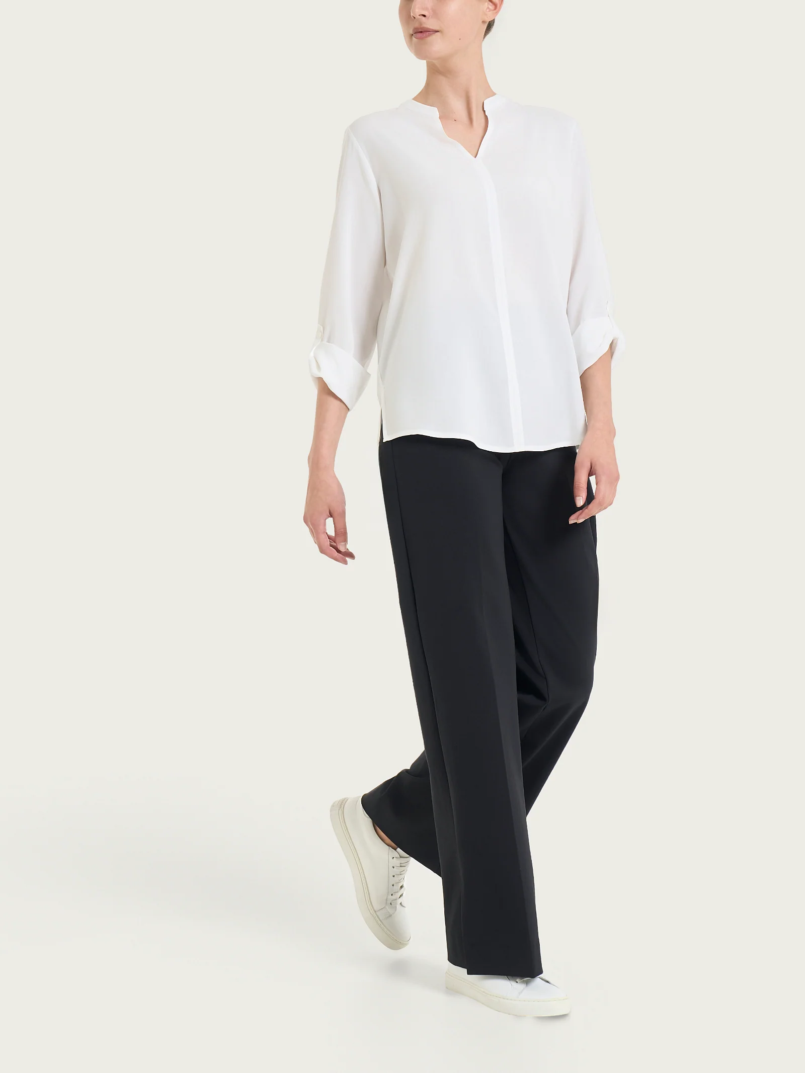 Blusa con collo alla coreana e manica risvoltabile in Ecoseta - Bianco - Image 7