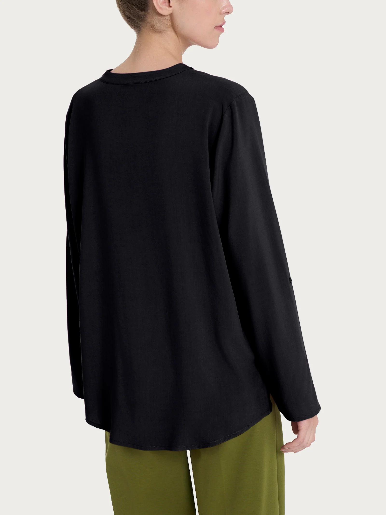 Blusa con collo alla coreana e manica risvoltabile in Ecoseta - Nero - Image 2