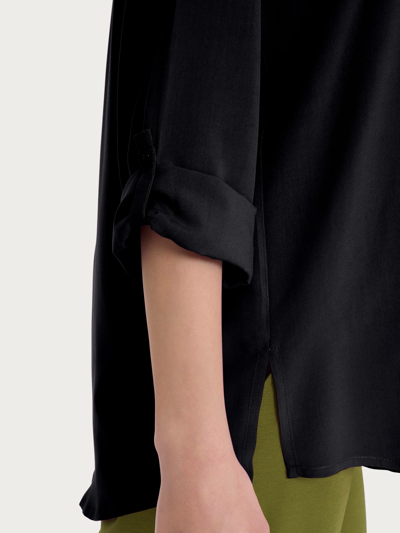 Blusa con collo alla coreana e manica risvoltabile in Ecoseta - Nero - Image 3