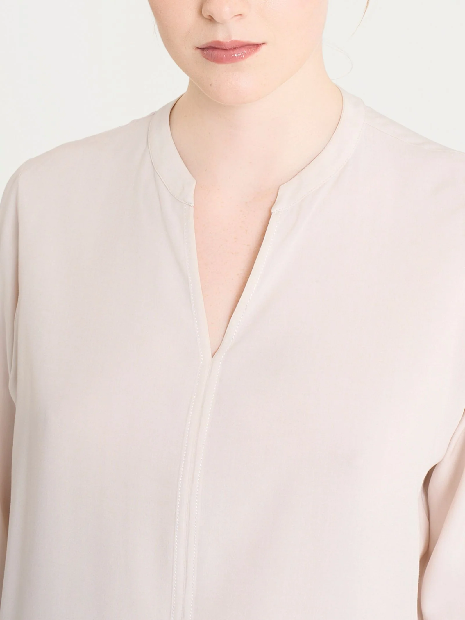 Blusa con collo alla coreana e manica risvoltabile in Ecoseta - Champignon - Image 3
