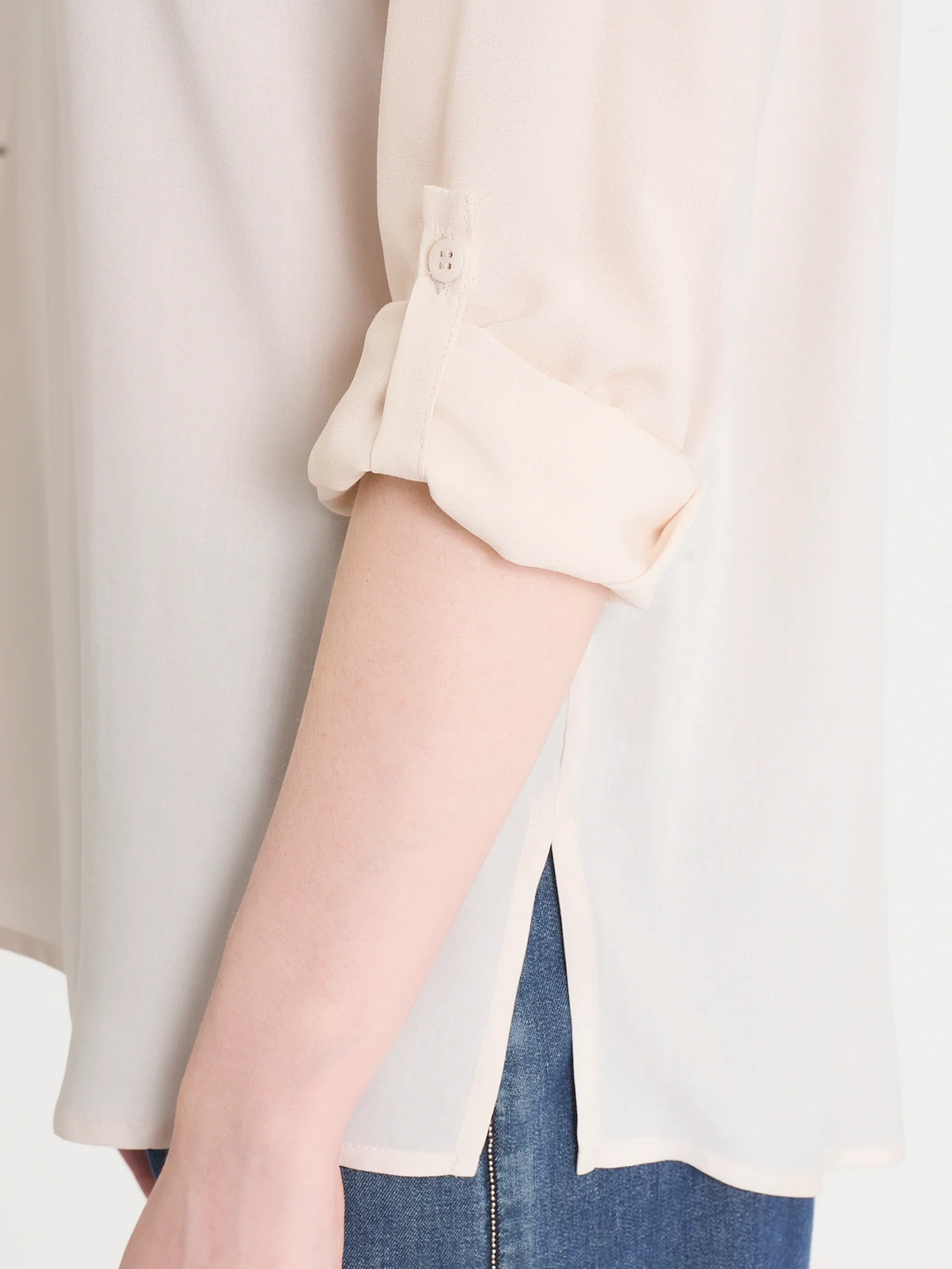 Blusa con collo alla coreana e manica risvoltabile in Ecoseta - Champignon - Image 4