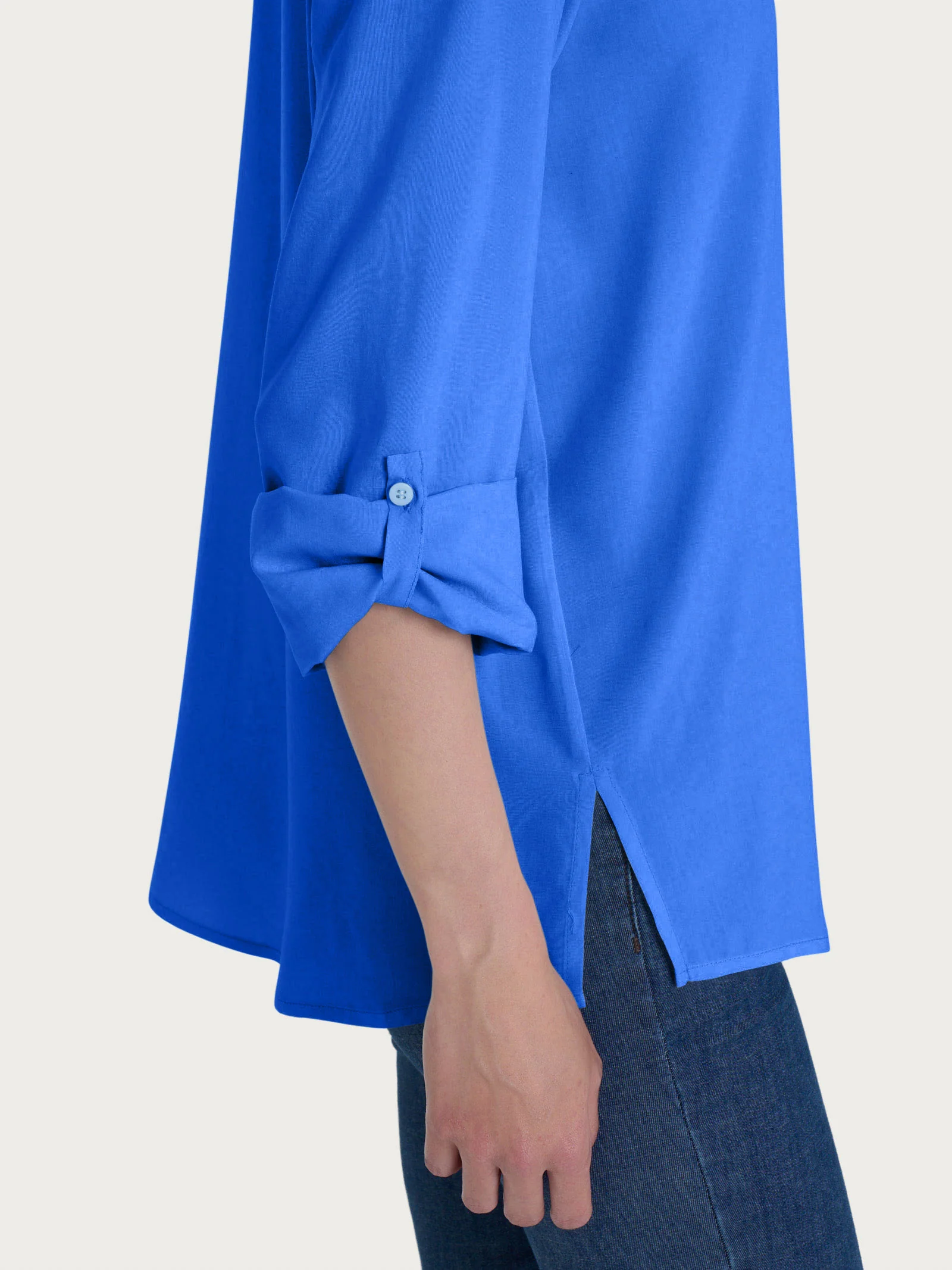 Blusa con collo alla coreana e manica risvoltabile in Ecoseta - Dazzling Blue - Image 4