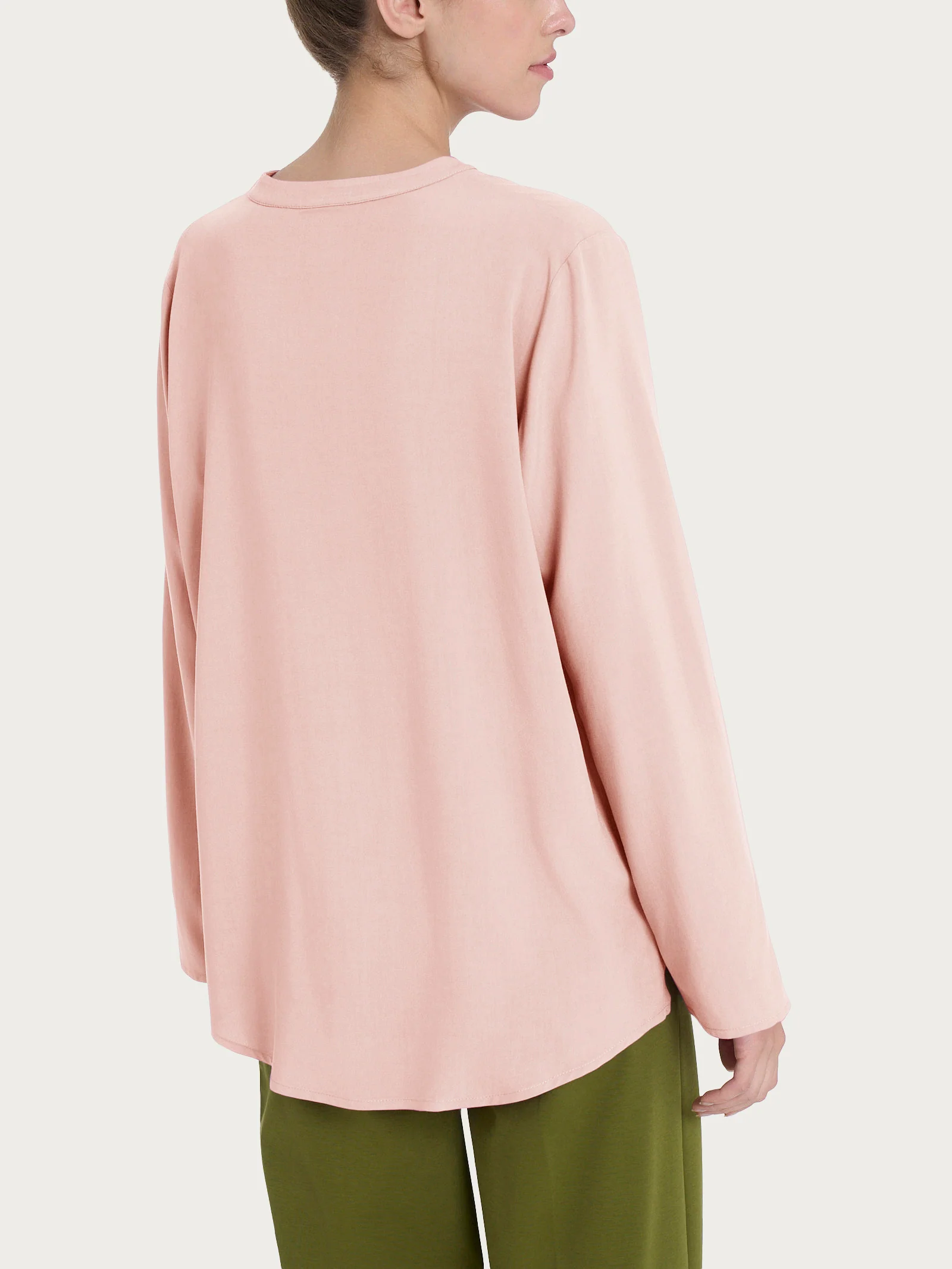 Blusa con collo alla coreana e manica risvoltabile in Ecoseta - Cameo Rose - Image 2