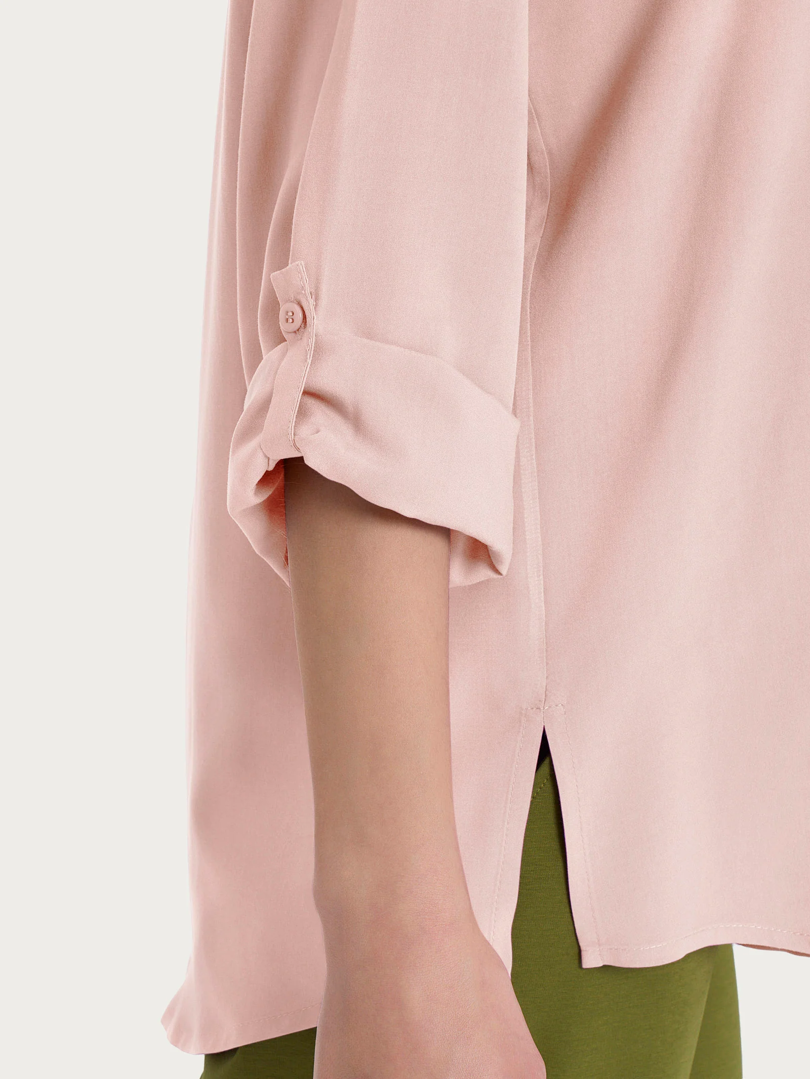Blusa con collo alla coreana e manica risvoltabile in Ecoseta - Cameo Rose - Image 3
