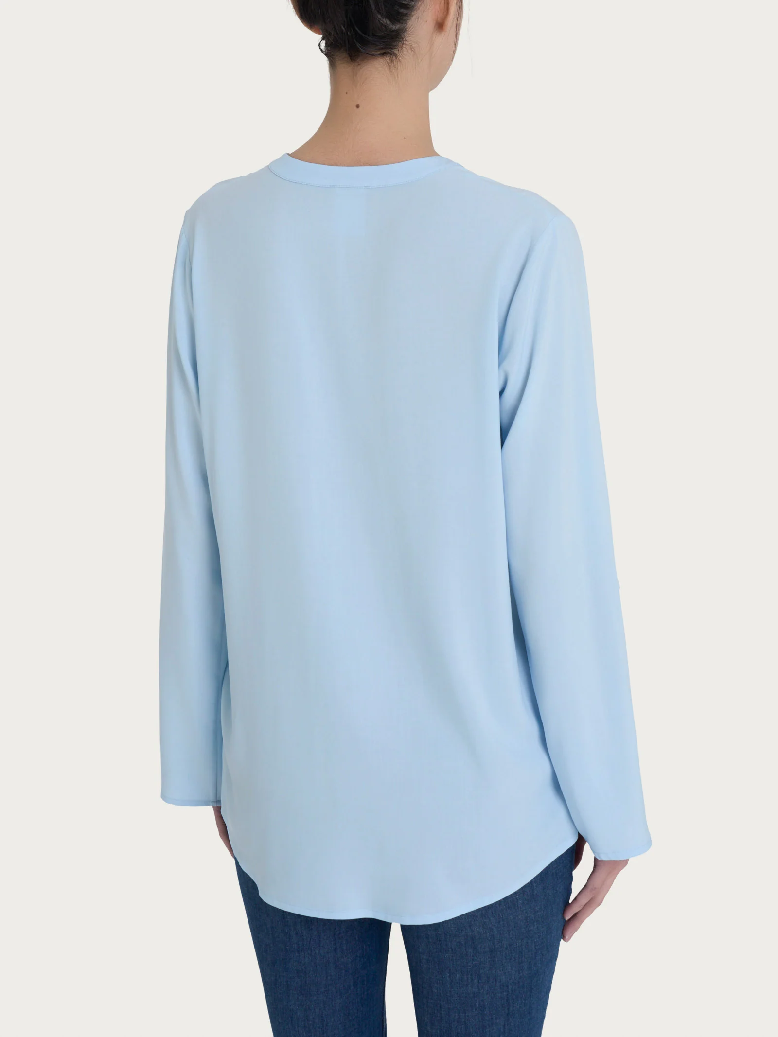 Blusa con collo alla coreana e manica risvoltabile in Ecoseta - Skyway - Image 2
