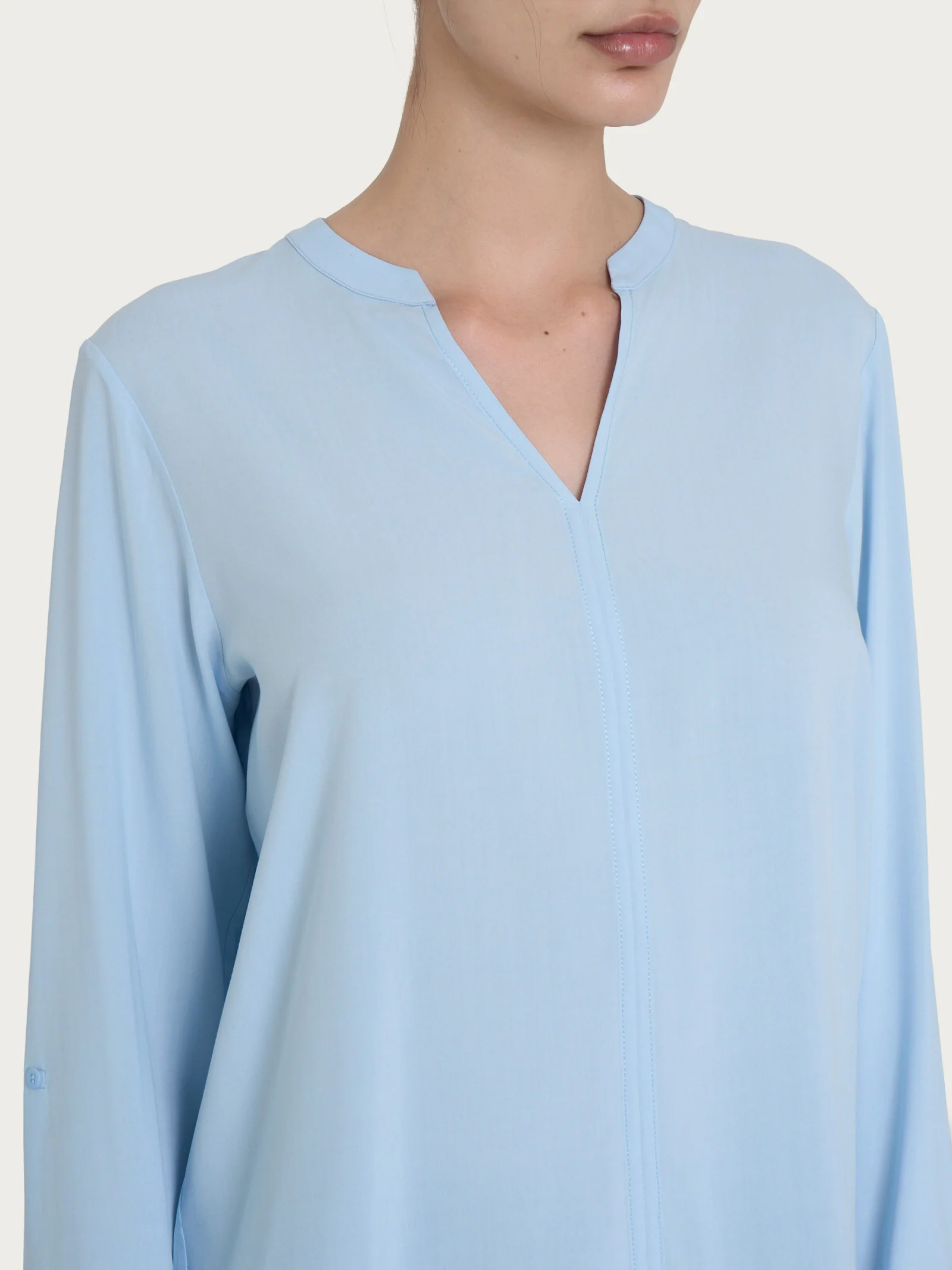 Blusa con collo alla coreana e manica risvoltabile in Ecoseta - Skyway - Image 3