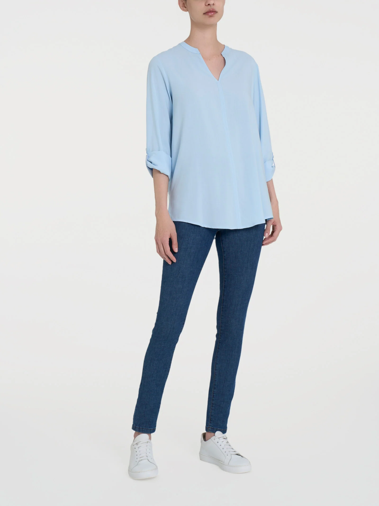 Blusa con collo alla coreana e manica risvoltabile in Ecoseta - Skyway - Image 5
