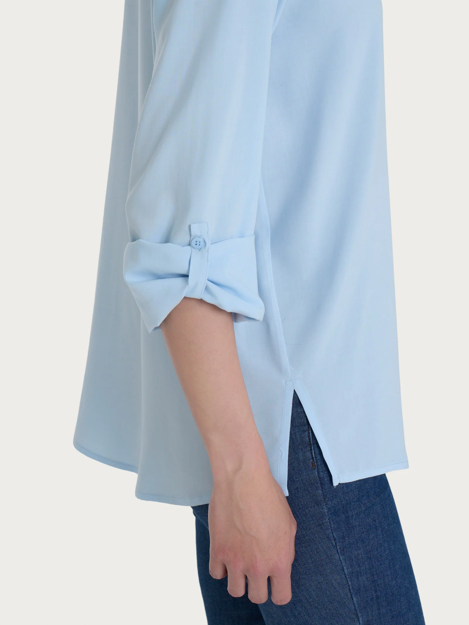 Blusa con collo alla coreana e manica risvoltabile in Ecoseta - Skyway - Image 6