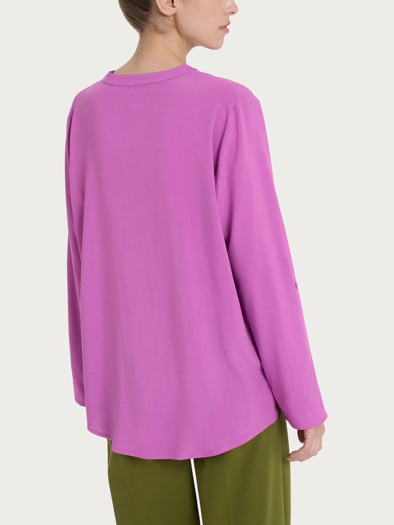 Blusa con collo alla coreana e manica risvoltabile in Ecoseta - Cattleya Orchid - Image 2
