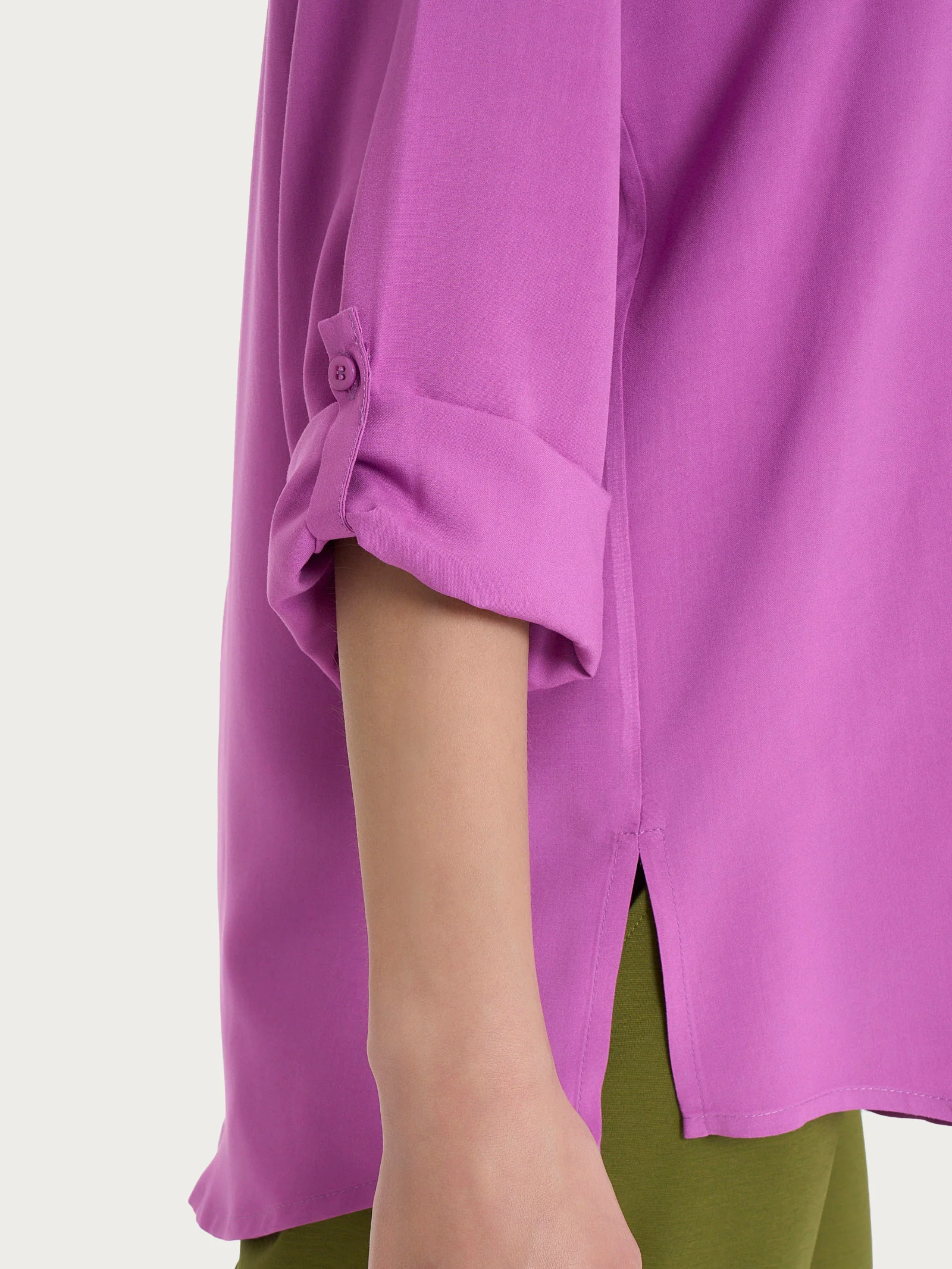 Blusa con collo alla coreana e manica risvoltabile in Ecoseta - Cattleya Orchid - Image 3