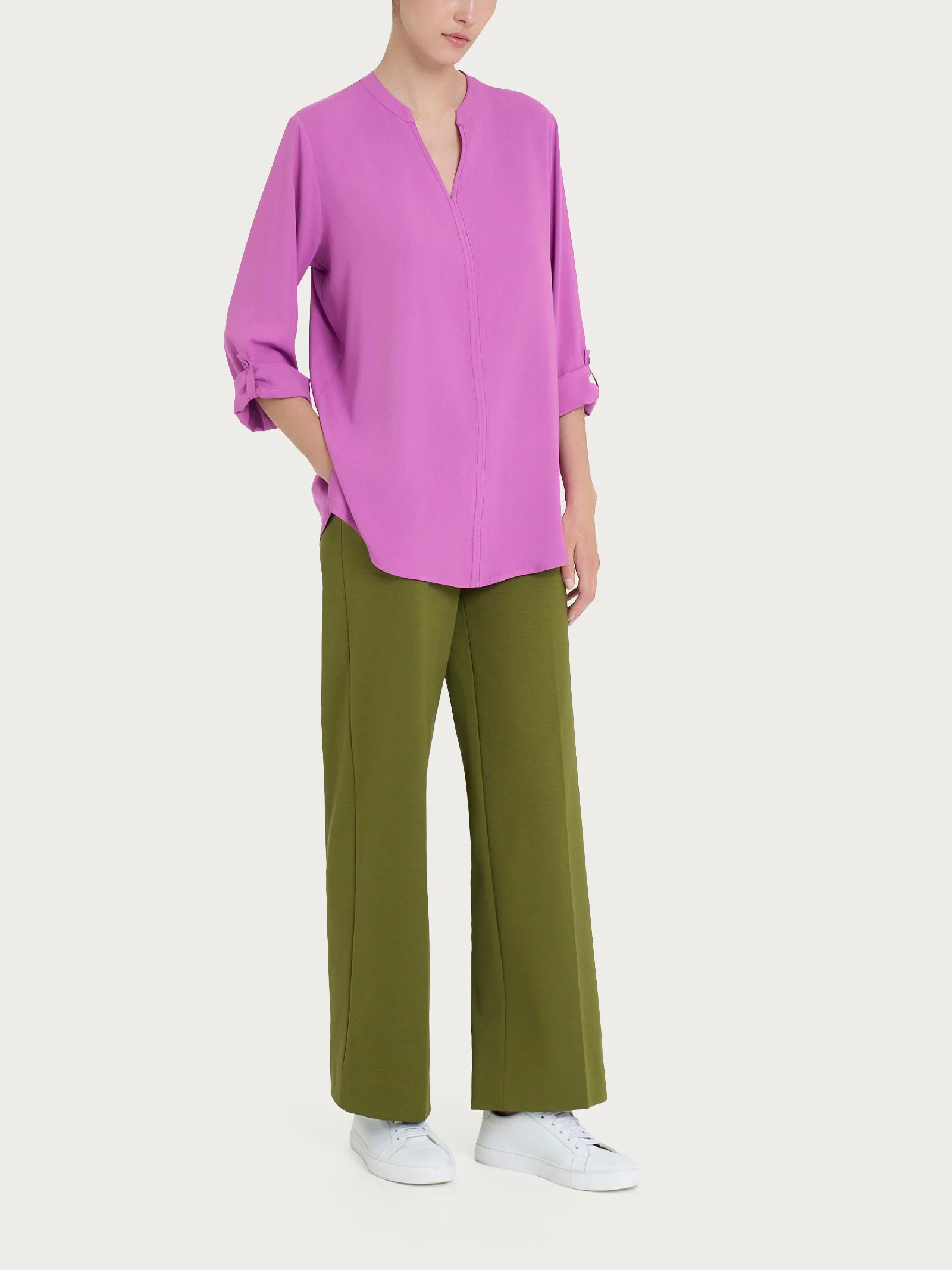 Blusa con collo alla coreana e manica risvoltabile in Ecoseta - Cattleya Orchid - Image 4