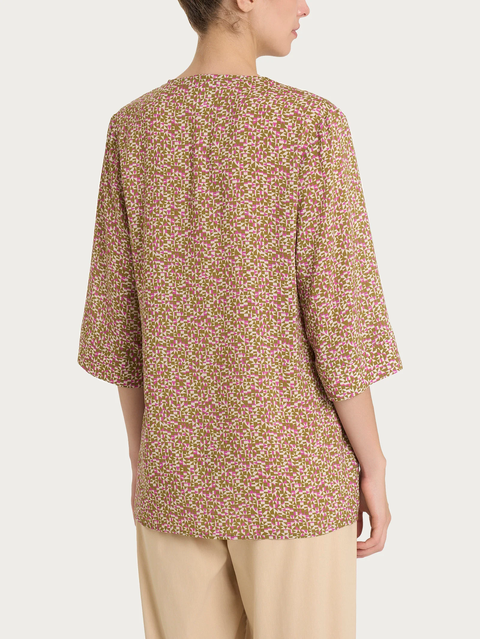 Blusa con geometric pattern e manica 3/4 in Ecoseta - Fant. Cattleya Orchid - Image 2