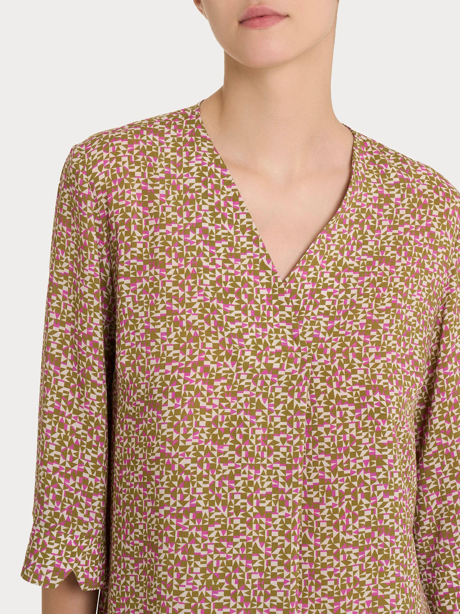 Blusa con geometric pattern e manica 3/4 in Ecoseta - Fant. Cattleya Orchid - Image 3