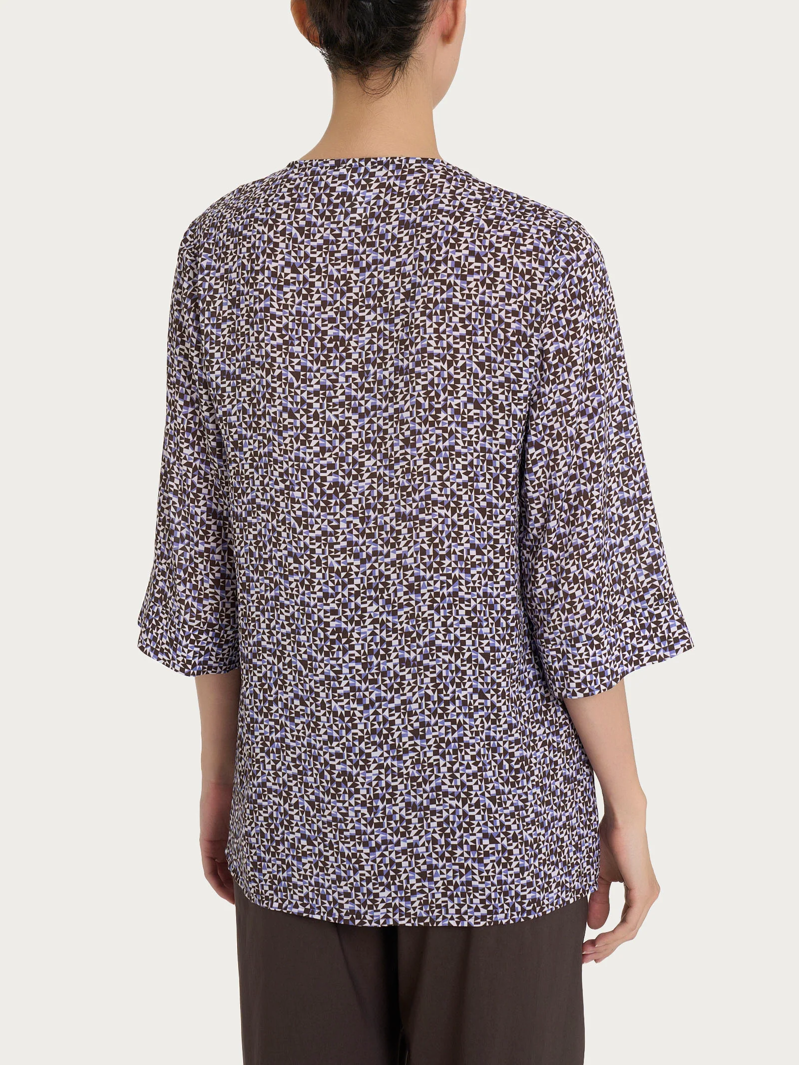 Blusa con geometric pattern e manica 3/4 in Ecoseta - Fant. Thistle - Image 2
