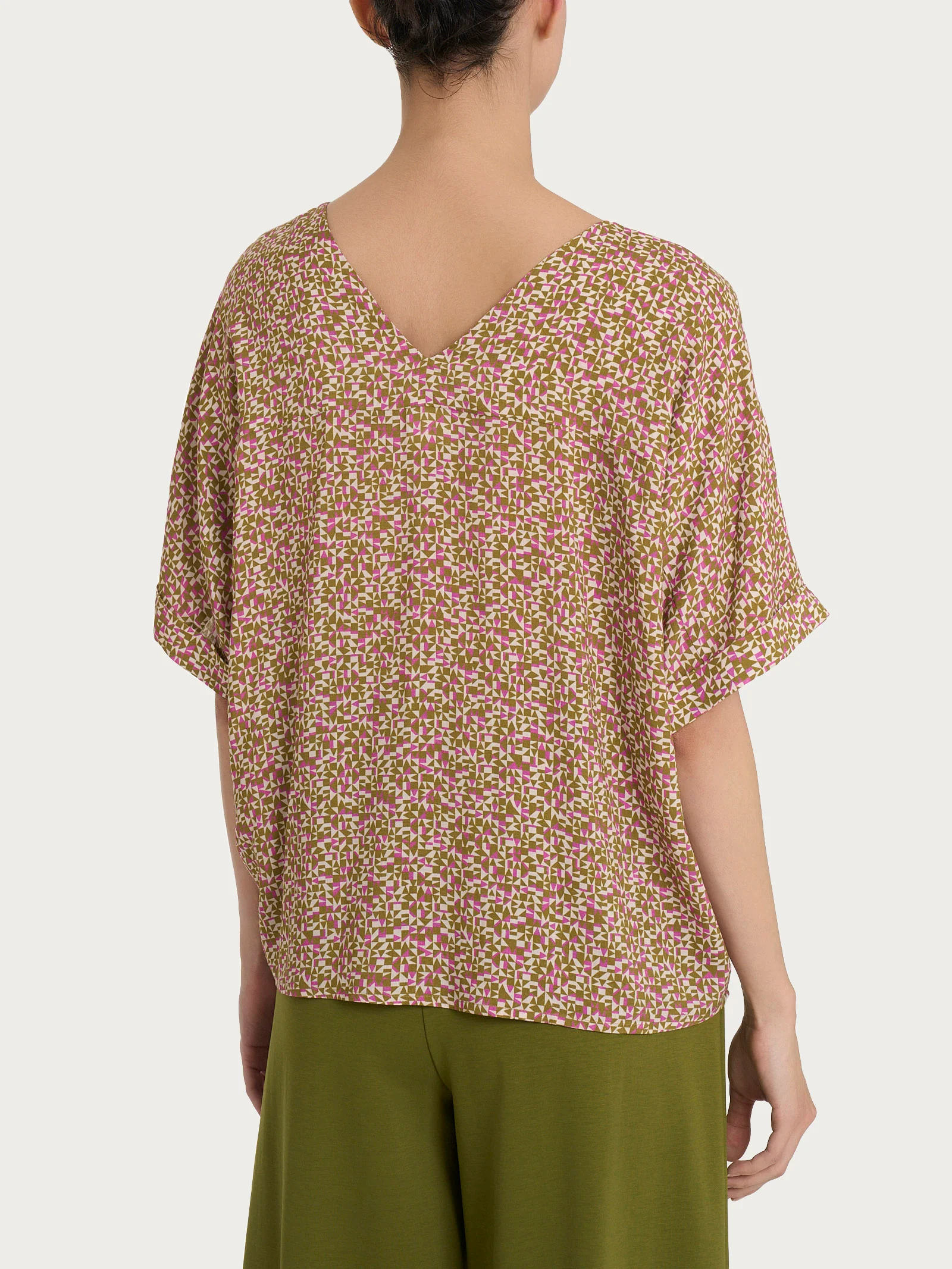 Blusa con geometric pattern e manica kimono in Ecoseta - Fant. Cattleya Orchid - Image 2
