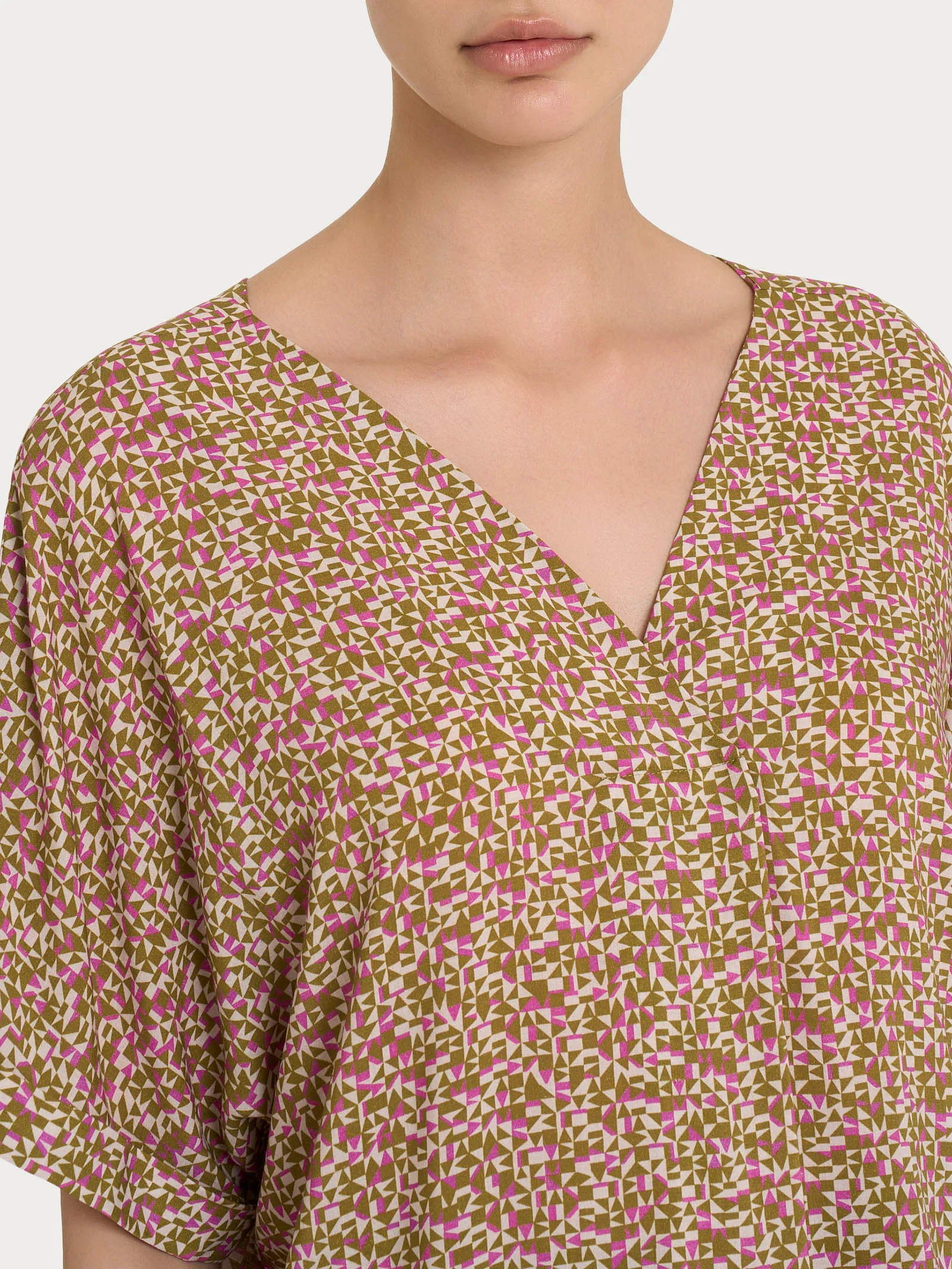 Blusa con geometric pattern e manica kimono in Ecoseta - Fant. Cattleya Orchid - Image 3